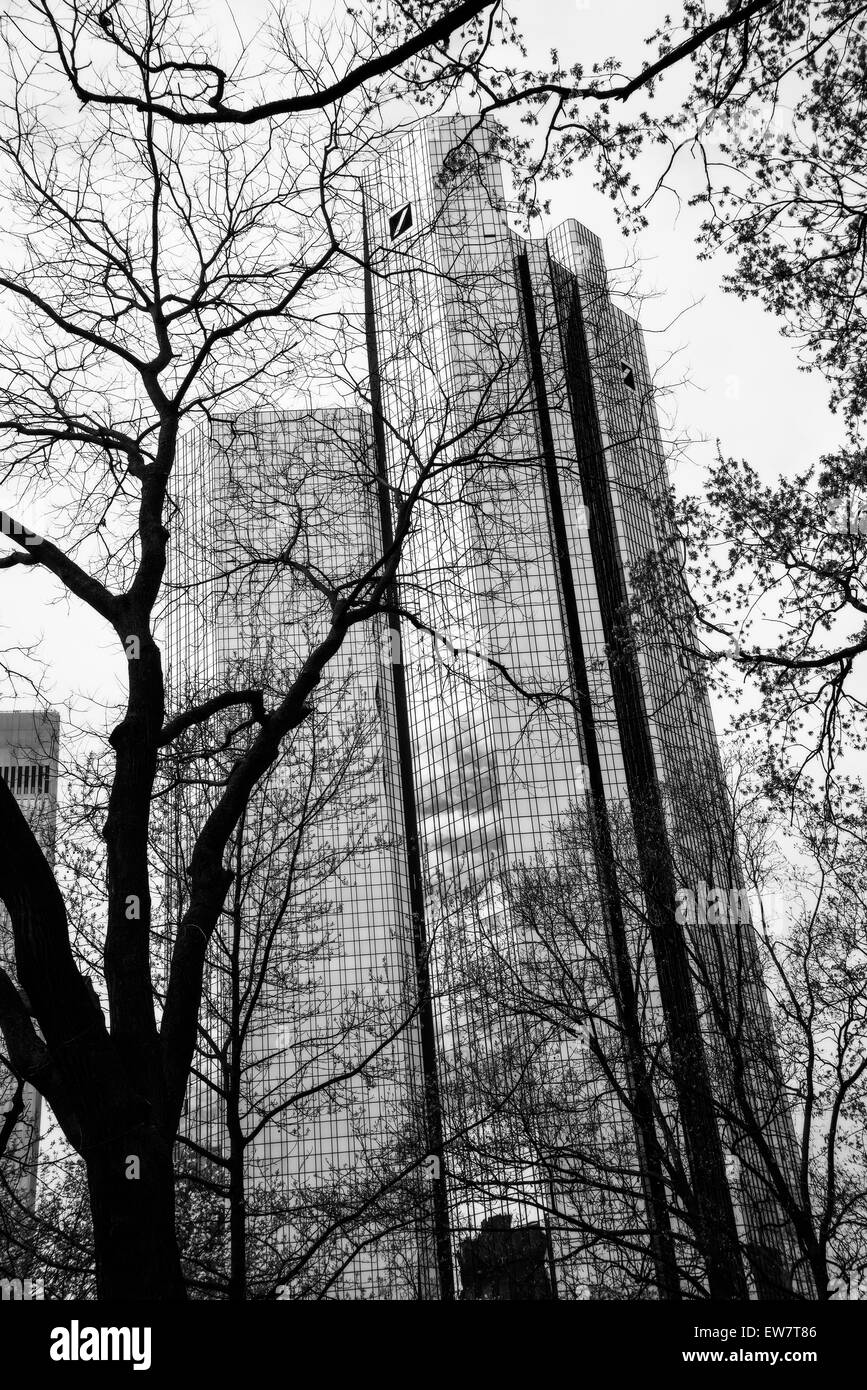 Die Deutsche Bank Gebäude in Frankfurt im harten schwarz / weiß Stockfoto