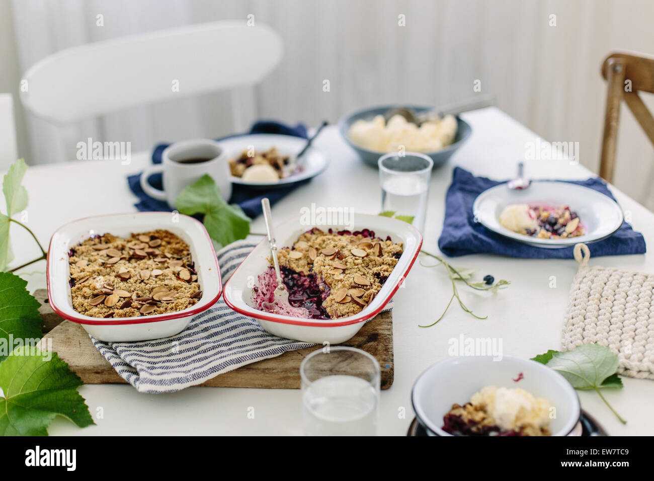 Gedeckten Tisch mit Heidelbeer-Streusel und Tee Stockfoto
