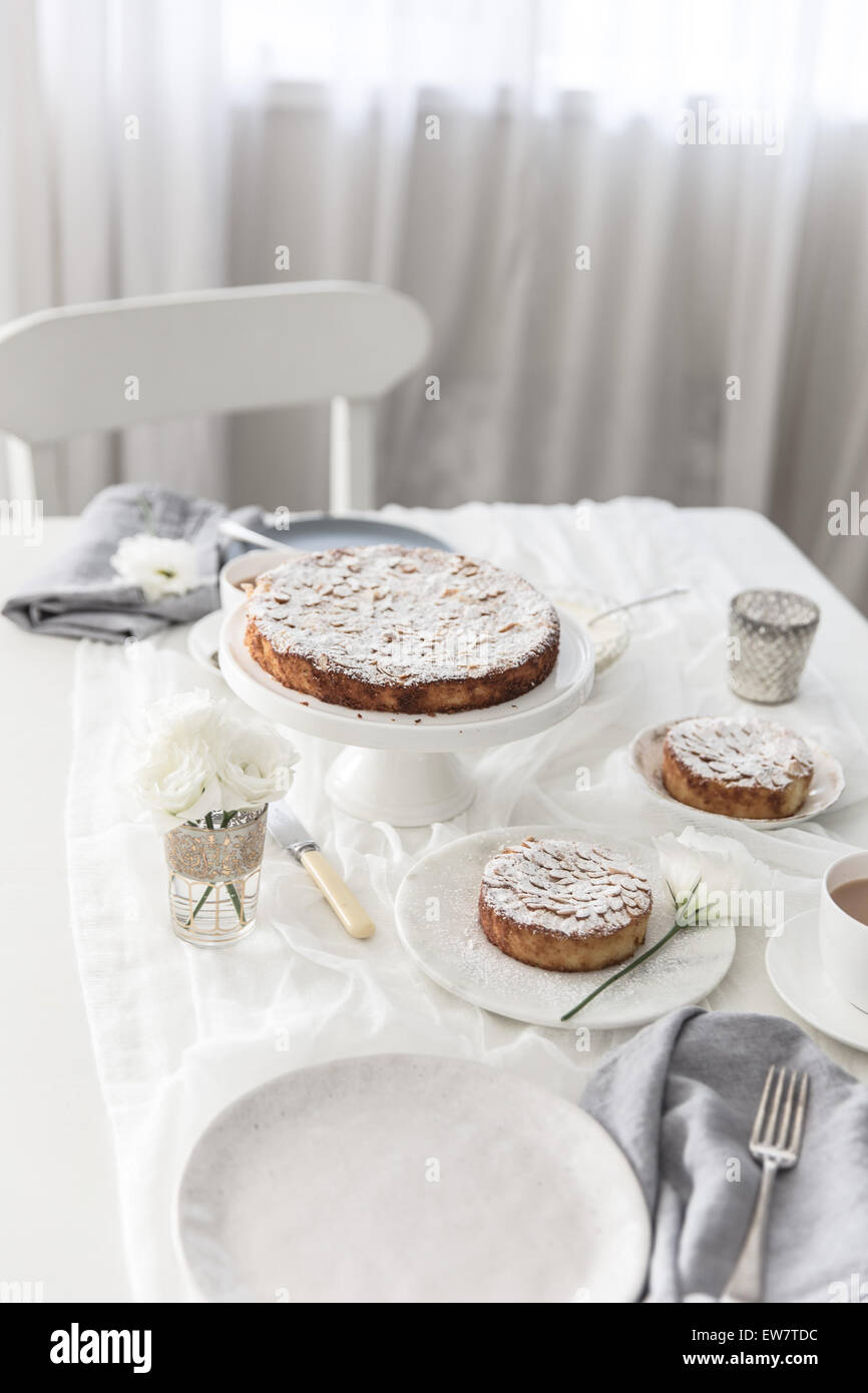 Tischdekoration mit Nachmittagstee und Kuchen Stockfoto