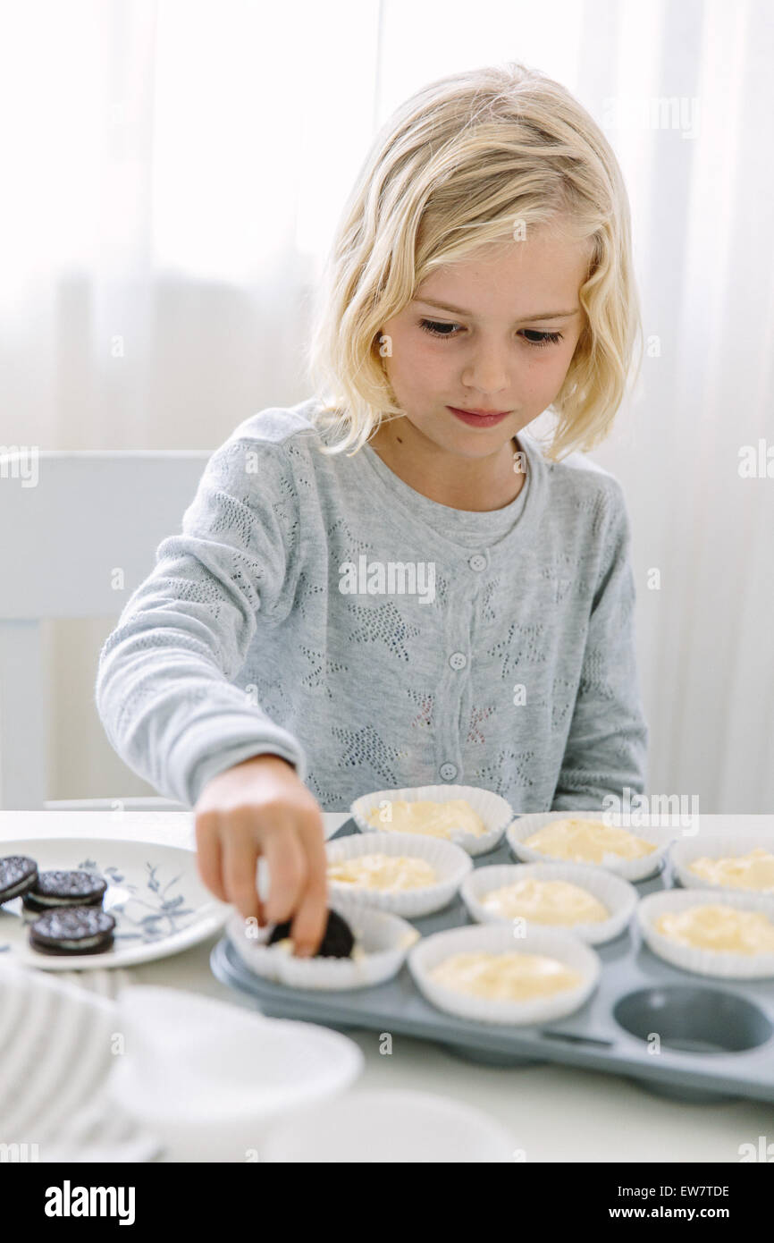 Mädchen machen cupcakes Stockfoto