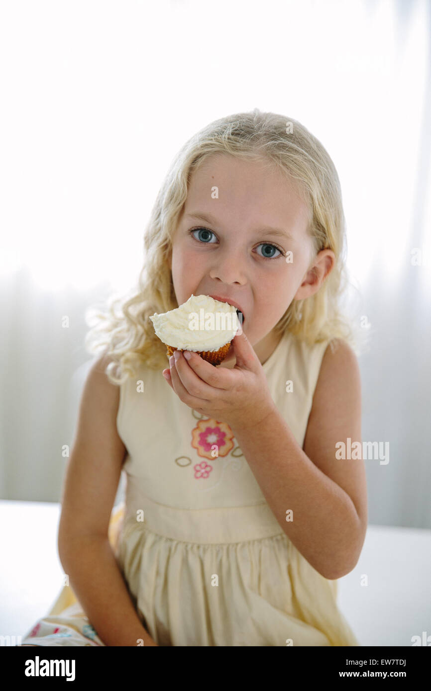 Mädchen essen Zitronen cupcake Stockfoto