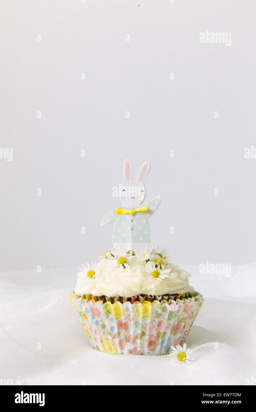 Cupcake dekoriert mit Margeriten und ein Osterhase Stockfoto