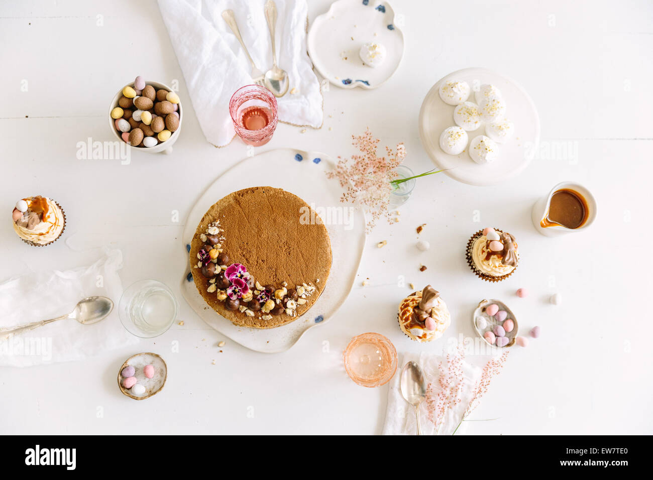 Nachmittagstee mit Kuchen, Schokoladeneiern und Baiser Stockfoto