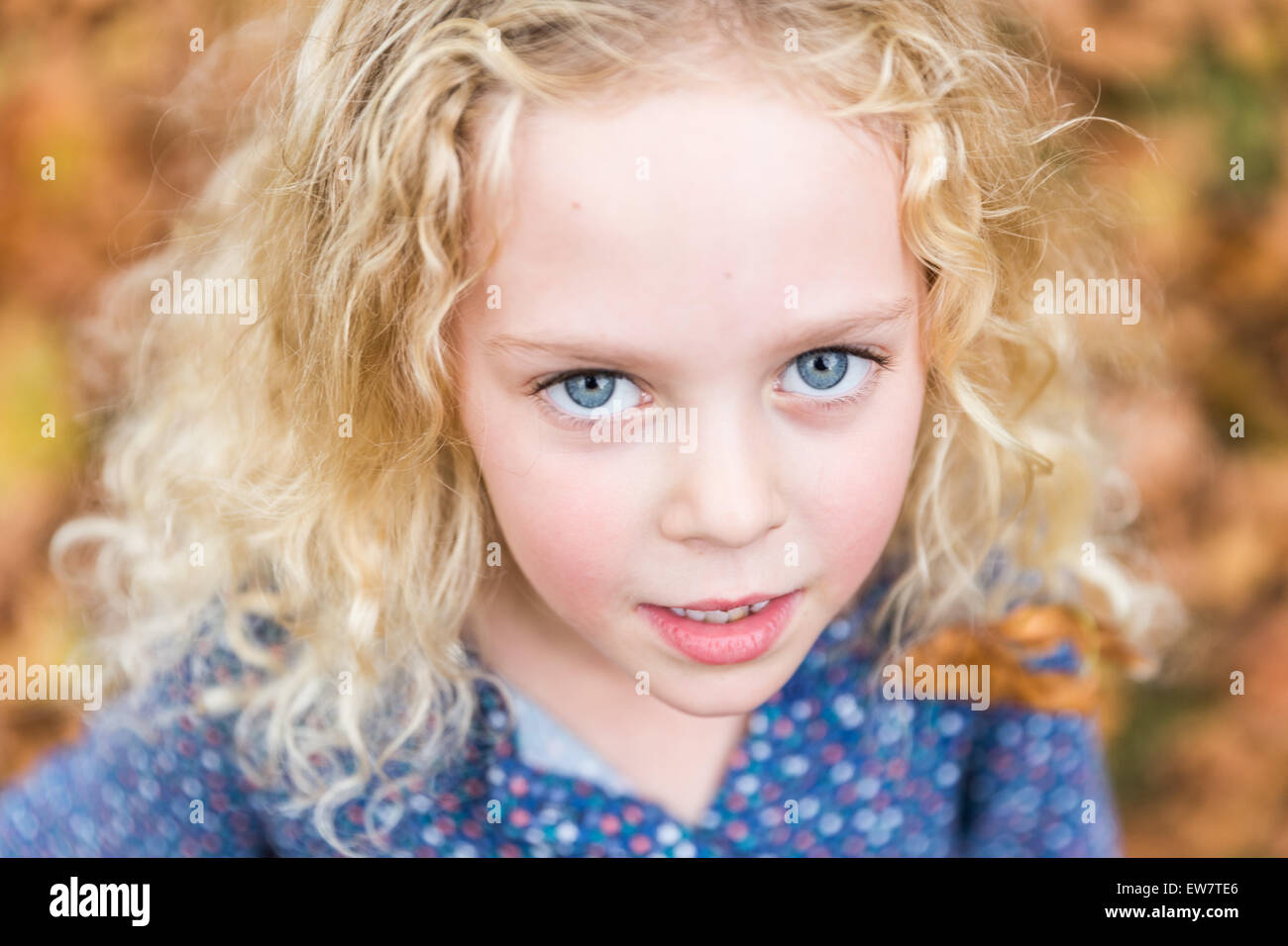 Nahaufnahme von Mädchen spielen im Herbstlaub Stockfoto