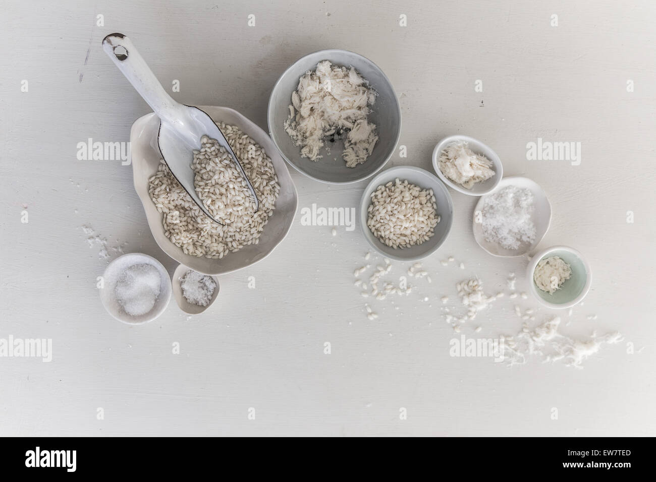 Schalen von Küche essentials Stockfoto