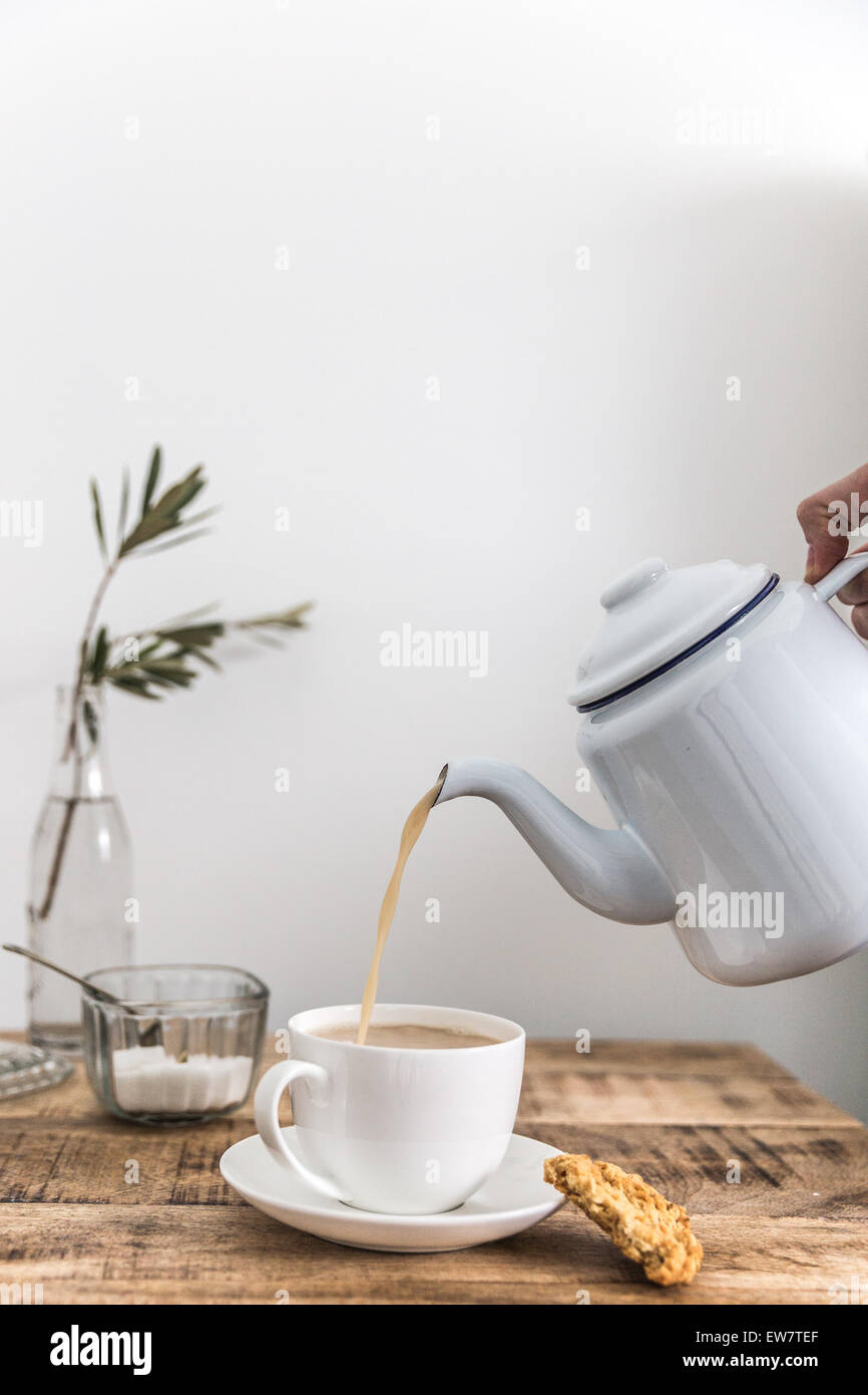 Gießen eine Tasse Tee Stockfoto
