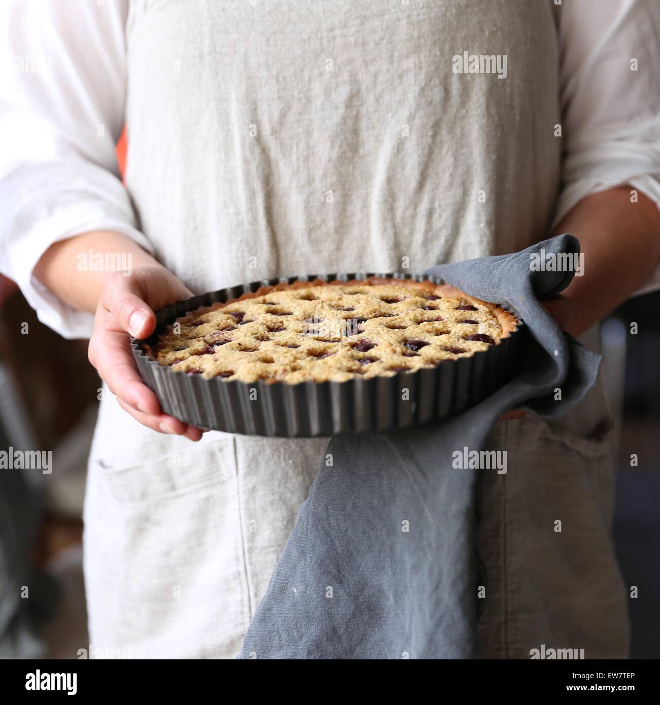 Frau mit frisch gebackenen Obstkuchen Stockfoto