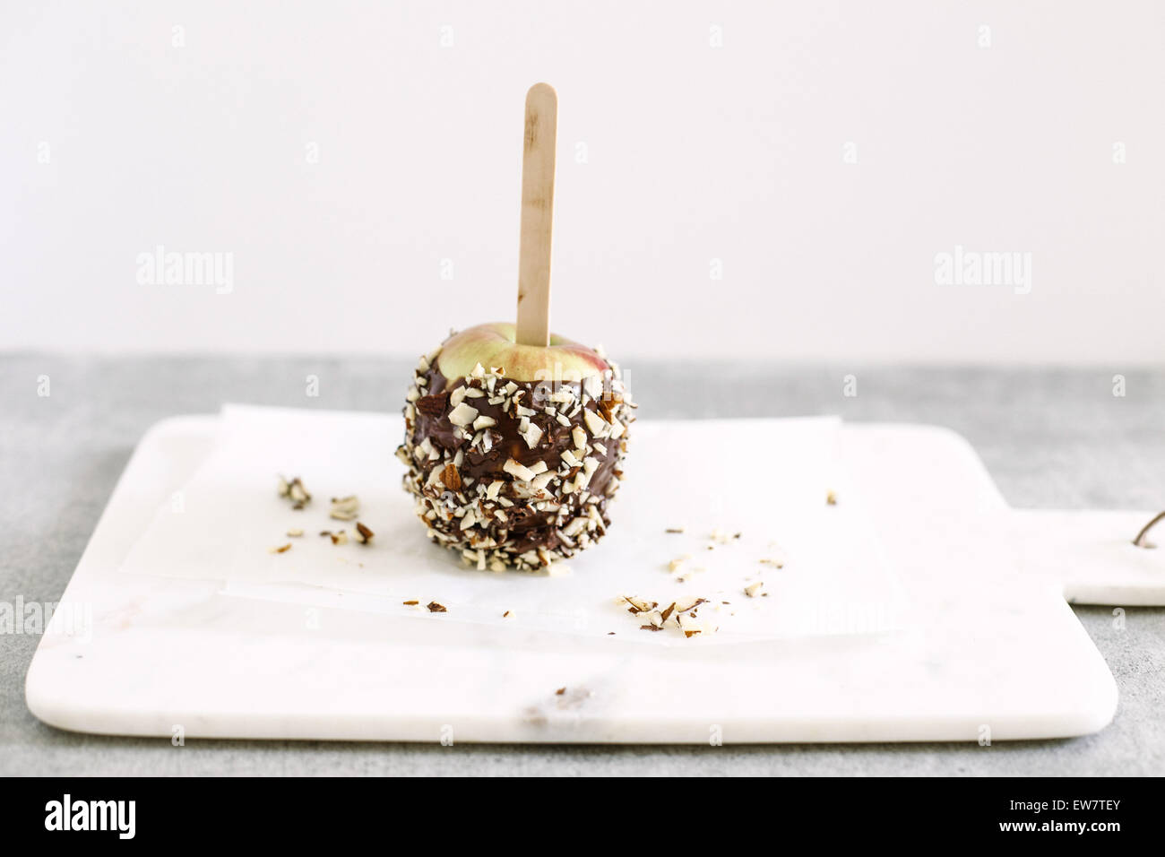 Schokolade und Nuss beschichtete Apfel Stockfoto