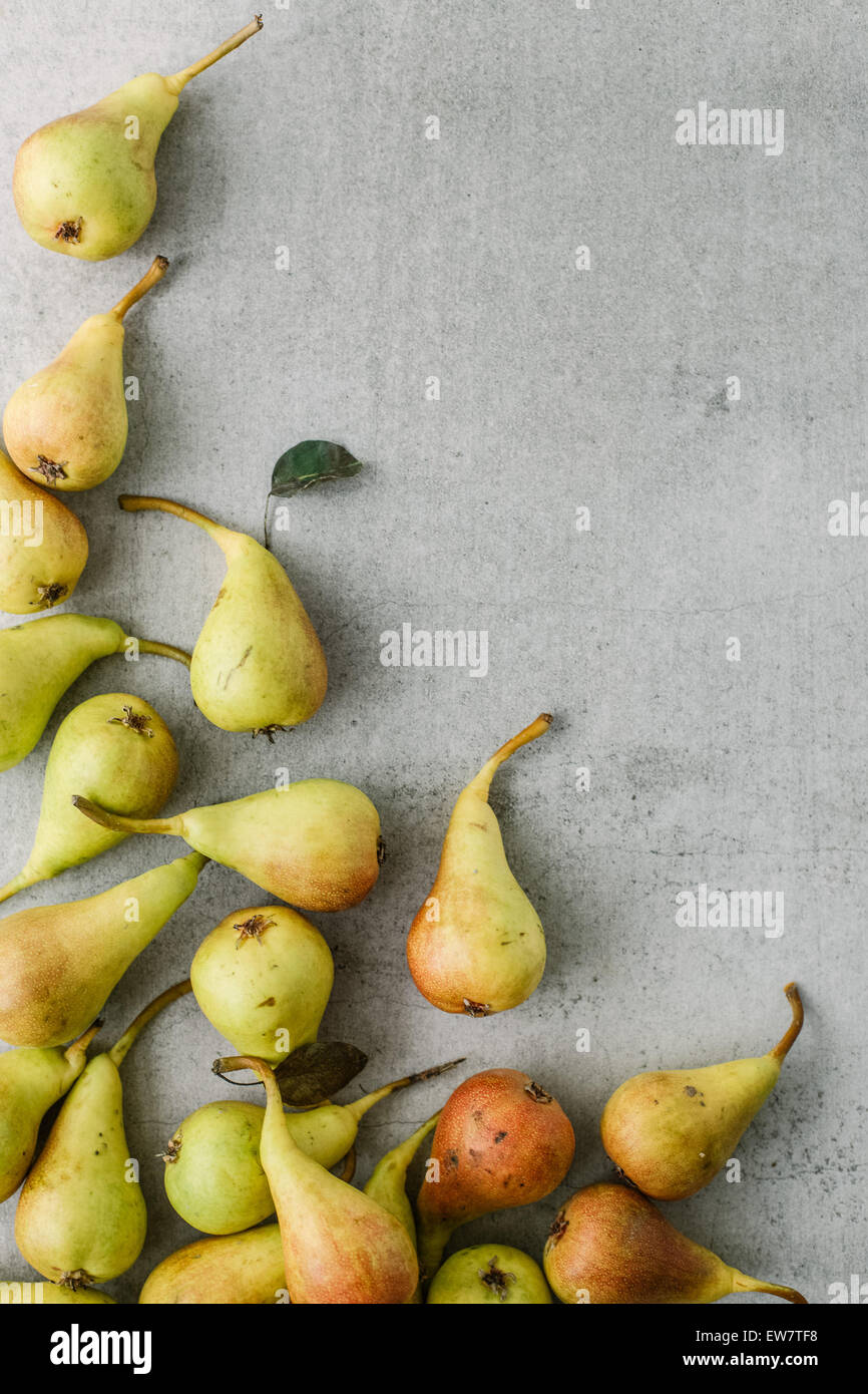 Birnen auf einer Bank-Spitze Stockfoto