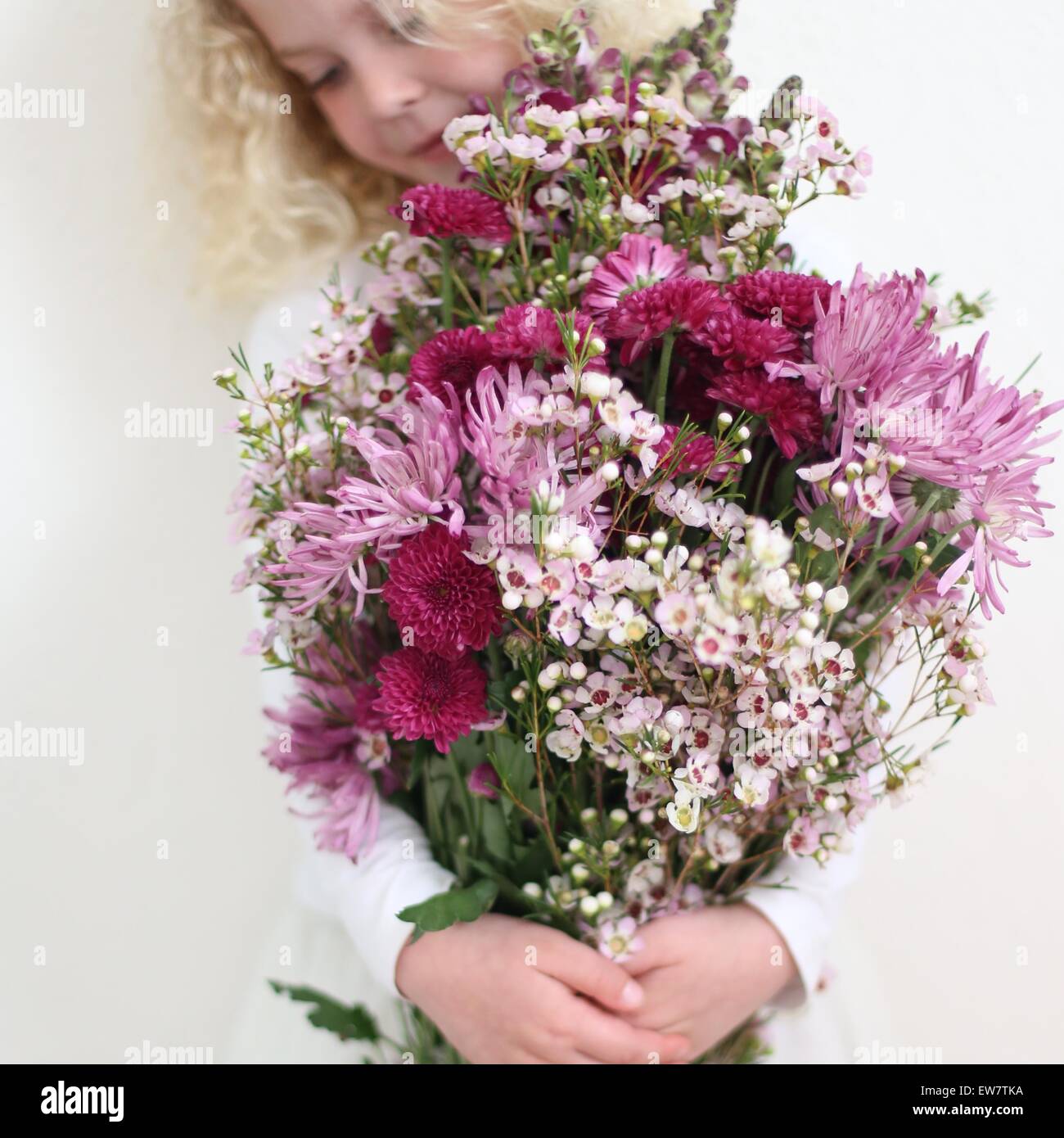 Mädchen mit großen rosa Blumenstrauß Stockfoto