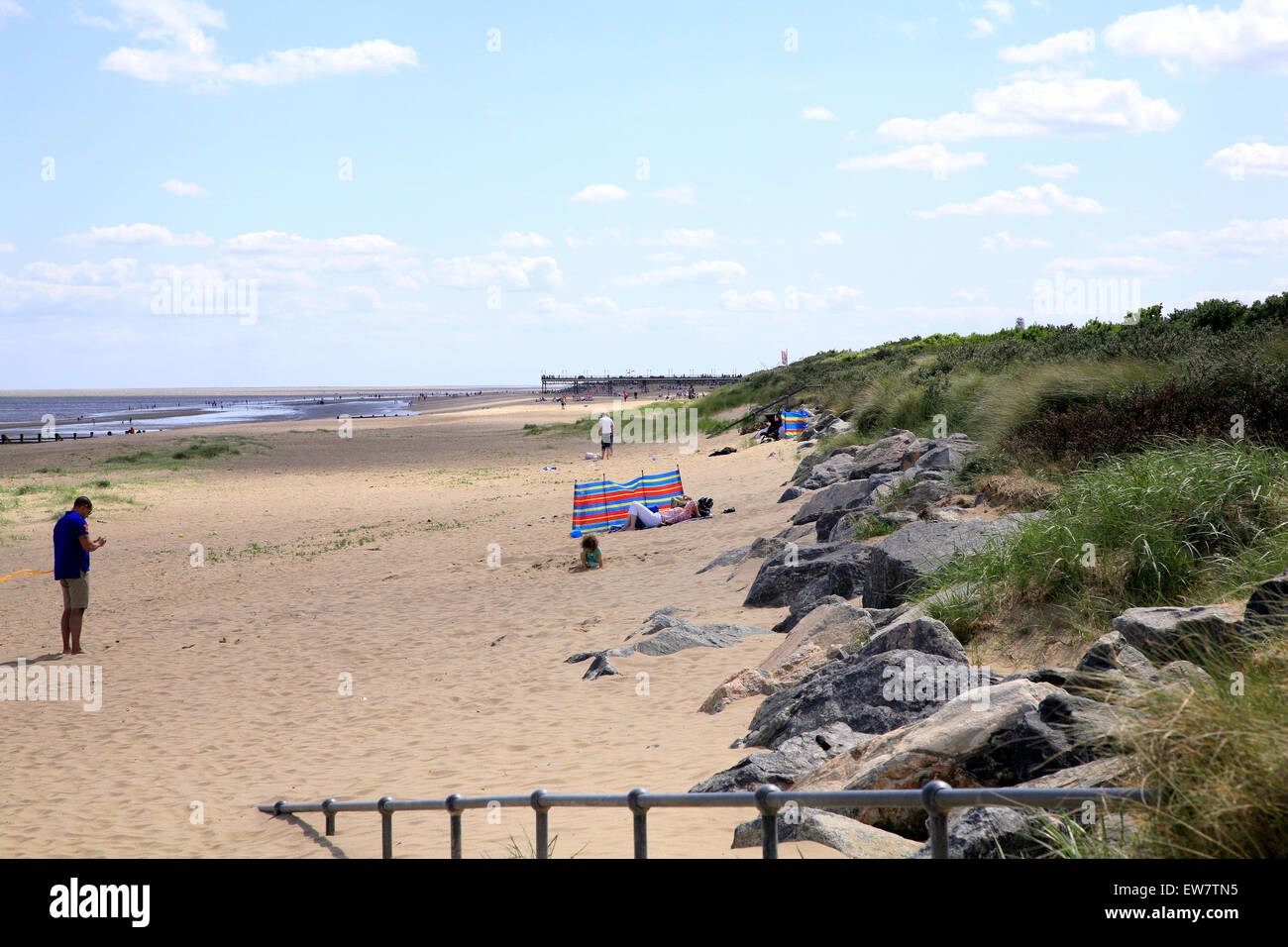 WINTHORPE, SKEGNESS, LINCOLNSHIRE, UK. 6. JUNI 2015.  Der Strand von Winthorpe Blick nach Süden in Richtung Skegness Pier im Lincolnshir Stockfoto