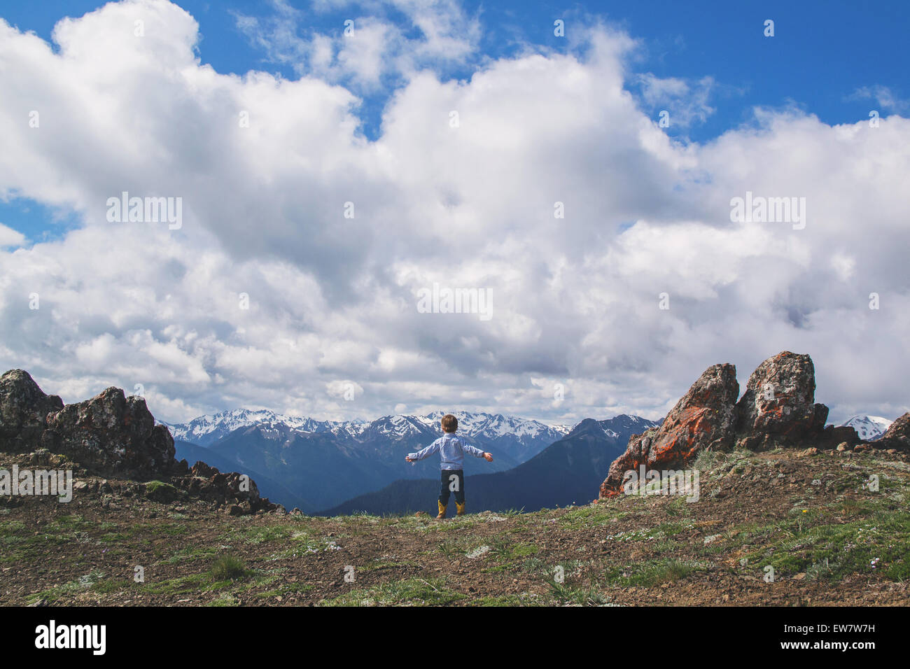 Junge, der mit ausgestreckten Armen auf einem Berg steht, USA Stockfoto