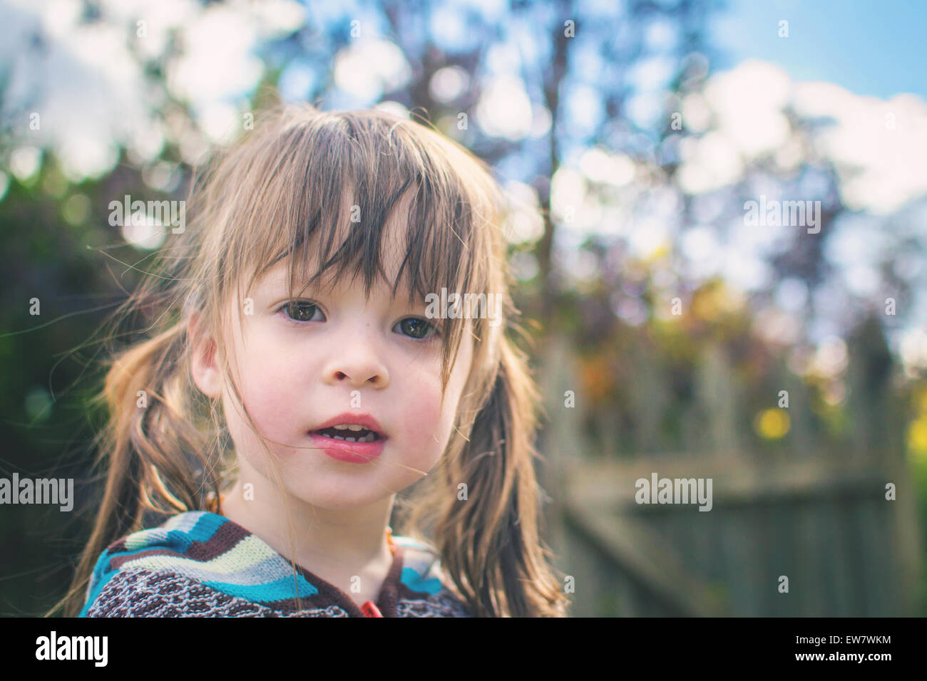 Porträt eines Mädchens mit Büschen Stockfoto