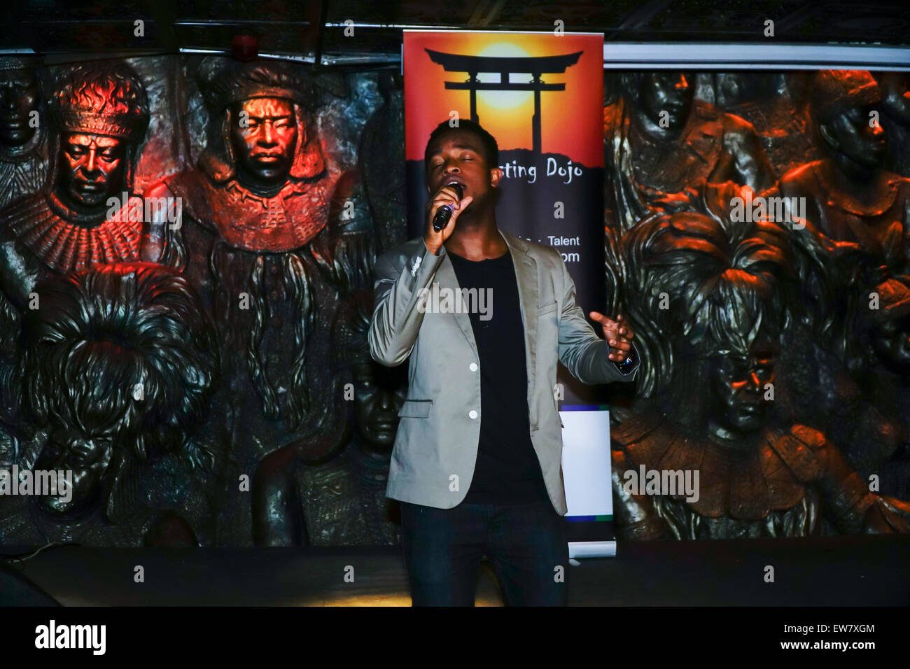 London, UK. 18. Juni 2015. Sängerin Babalola Vorformen in The Casting Dojo Showbiz Launch Party für ein Global Talent bei Shaka Zulu, London. Bildnachweis: Siehe Li/Alamy Live News Stockfoto