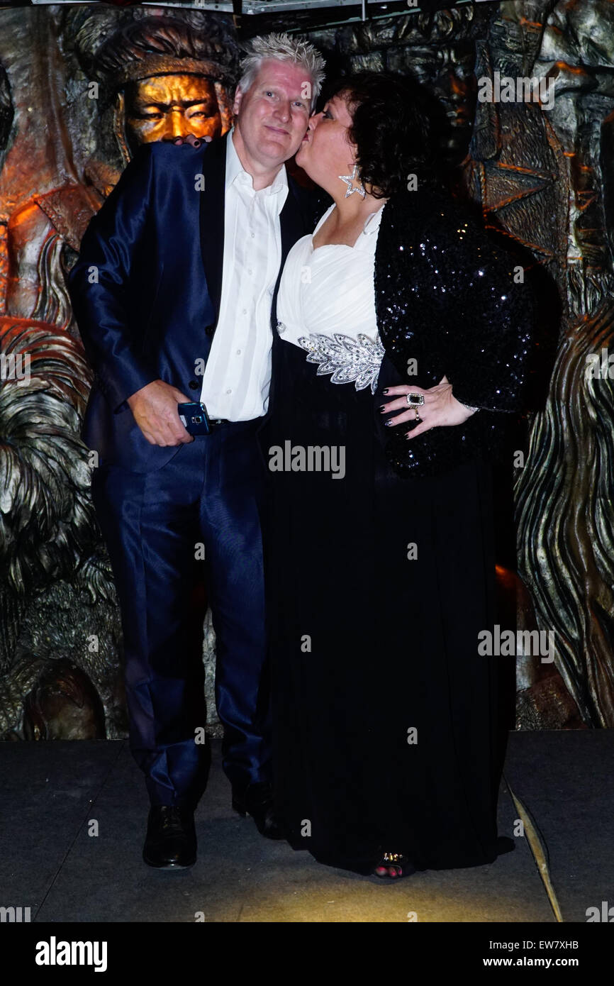 London, UK. 18. Juni 2015. Moderatorin Karen Chamberlain und Peter für das Casting Dojo Showbiz Launch-Party für ein Global Talent bei Shaka Zulu, London. Bildnachweis: Siehe Li/Alamy Live News Stockfoto