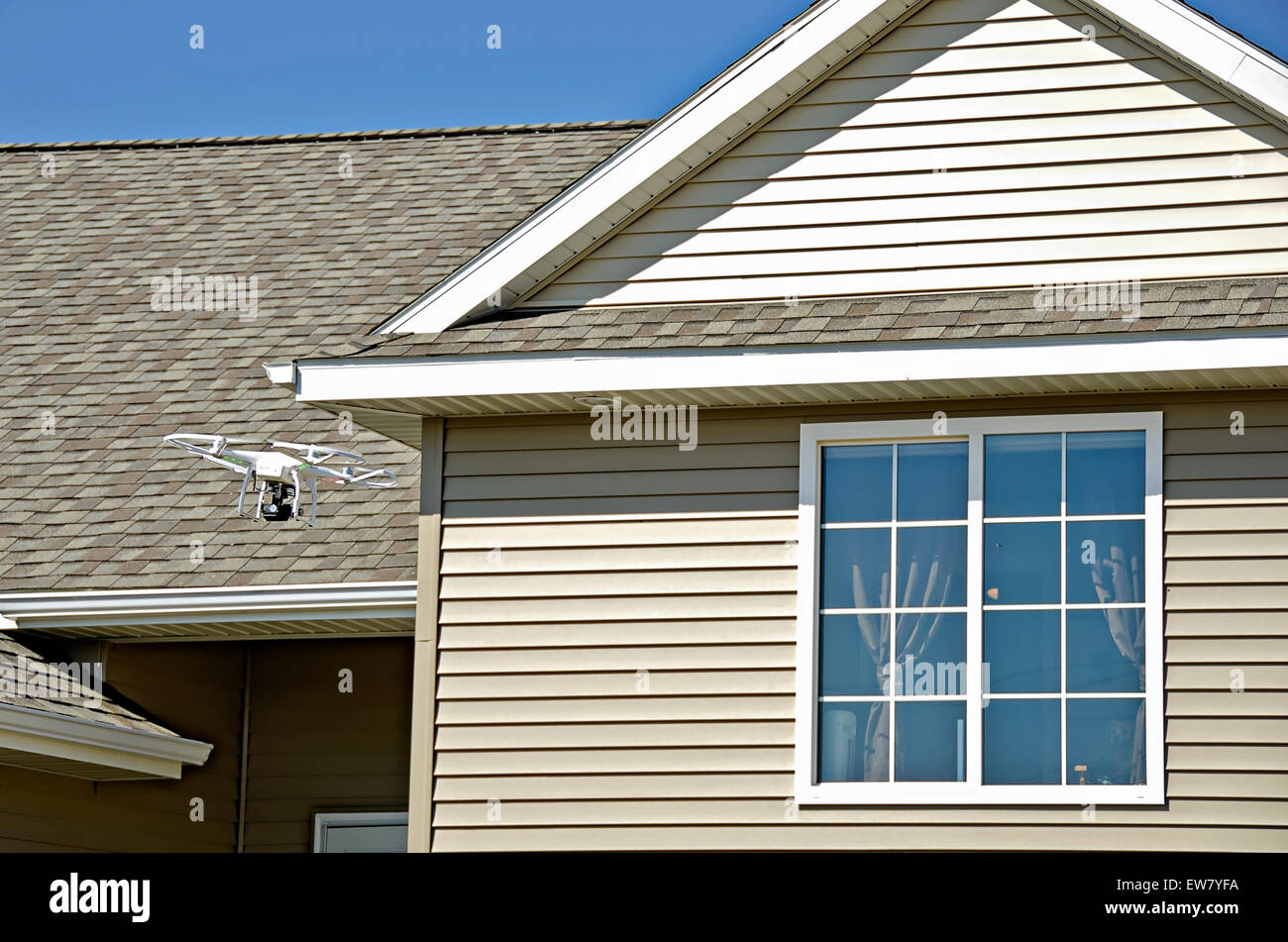 Schweben Sie Drohne mit Kamera außerhalb eines Wohnhauses. Stockfoto