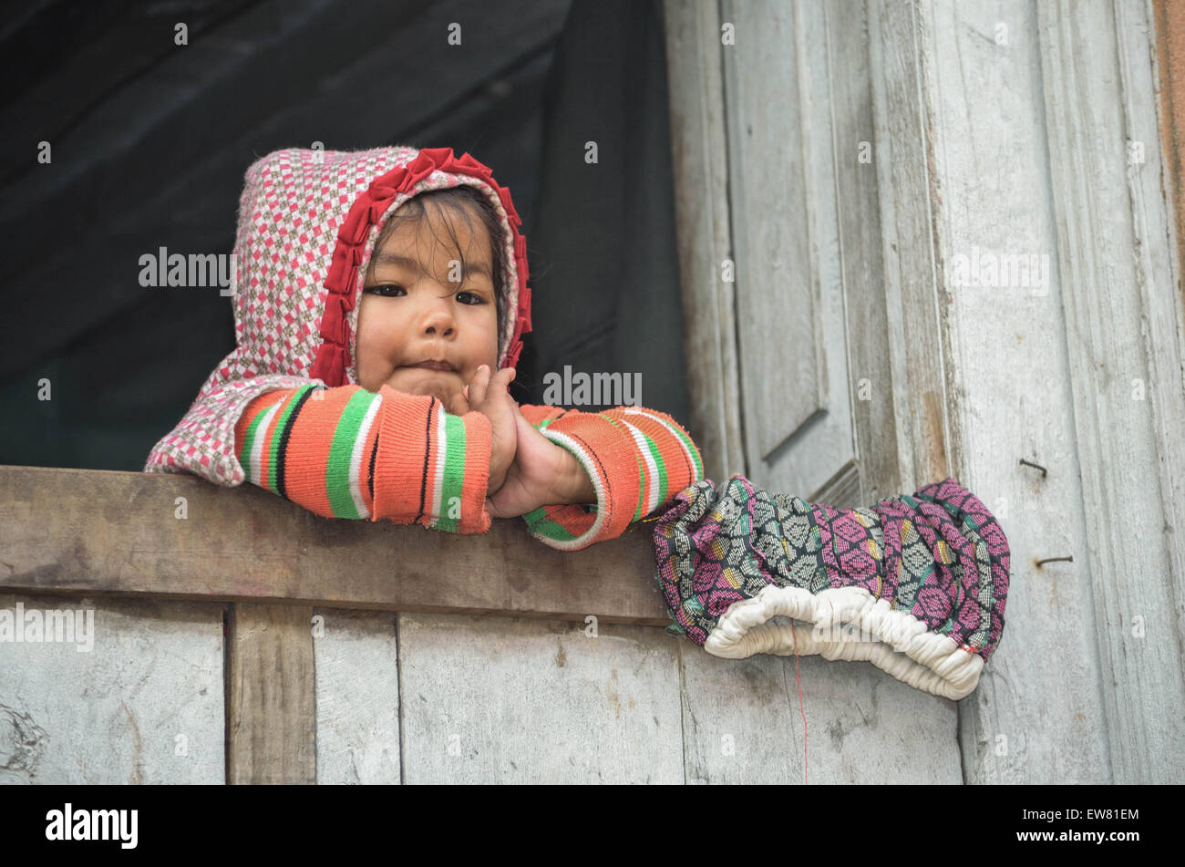 Kind am Fenster, Nepal Asien Stockfoto