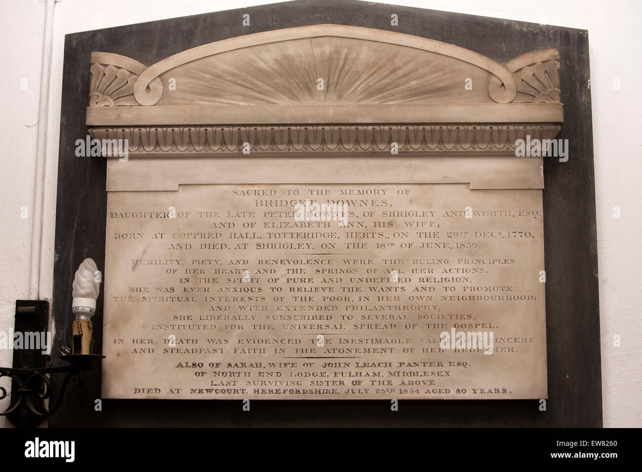 Großbritannien, England, Cheshire, Pott Shrigley, Kirche, Denkmal von Bridget Downes von Shigley Halle d1939 im Kirchenschiff Stockfoto