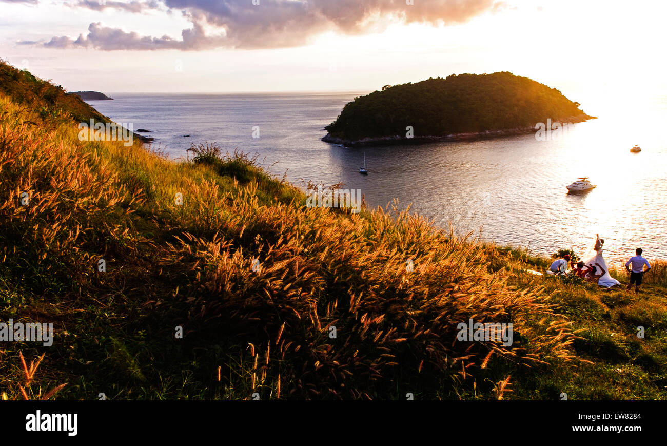 Phuket-Aussichtspunkt mit Farbe auf den Sonnenuntergang, schöne Natur, beliebtes Reiseziel von Touristen auf der ganzen Welt. Stockfoto