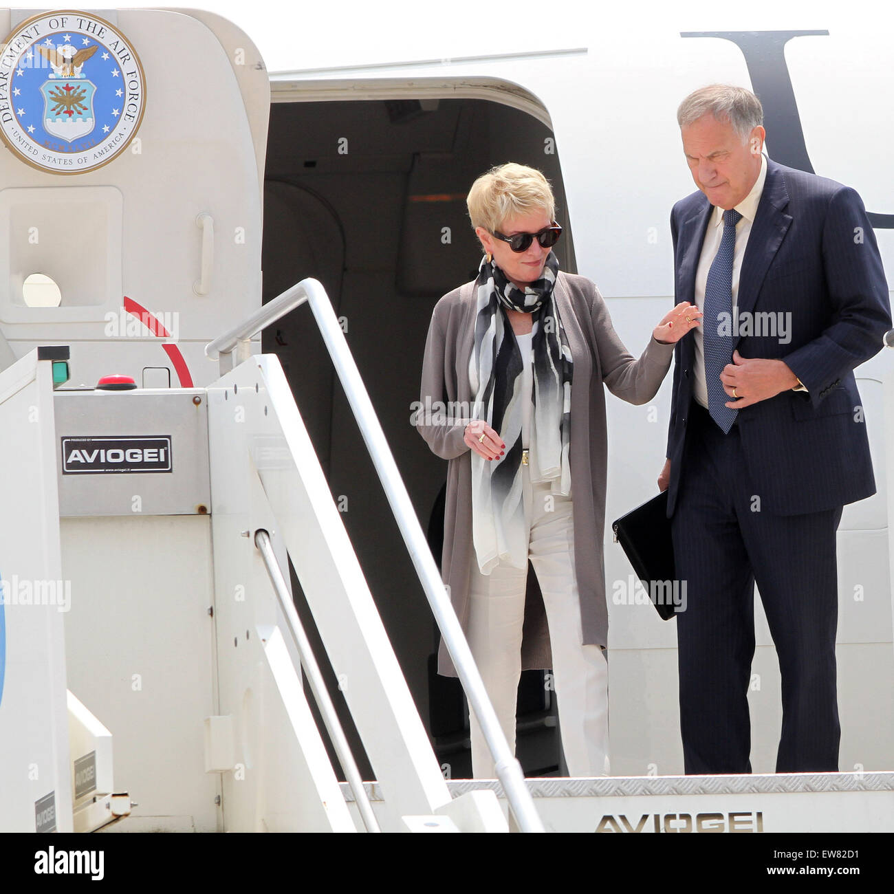 Italien, Venedig: John R. Phillips US-Botschafter in Italien mit seiner  Frau Linda Douglass, die sich aus dem Präsidenten Flugzeug bei Ankunft am Flughafen  Marco Polo in Venedig auf Freitag, 19. Juni 2015,