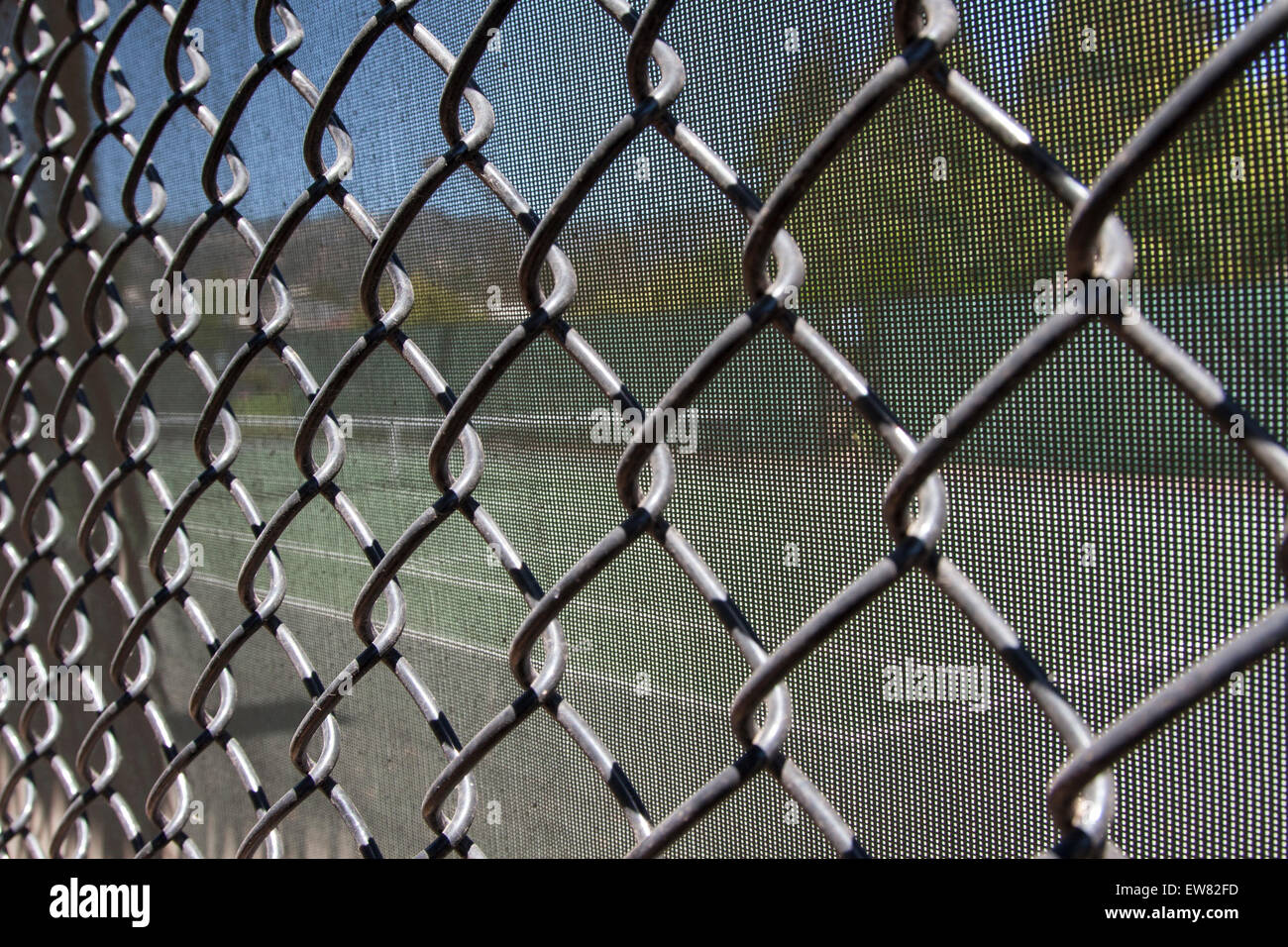 Maschendrahtzaun und Bildschirm um einen Tennisplatz im Willard Park in Berkeley Kalifornien. Stockfoto