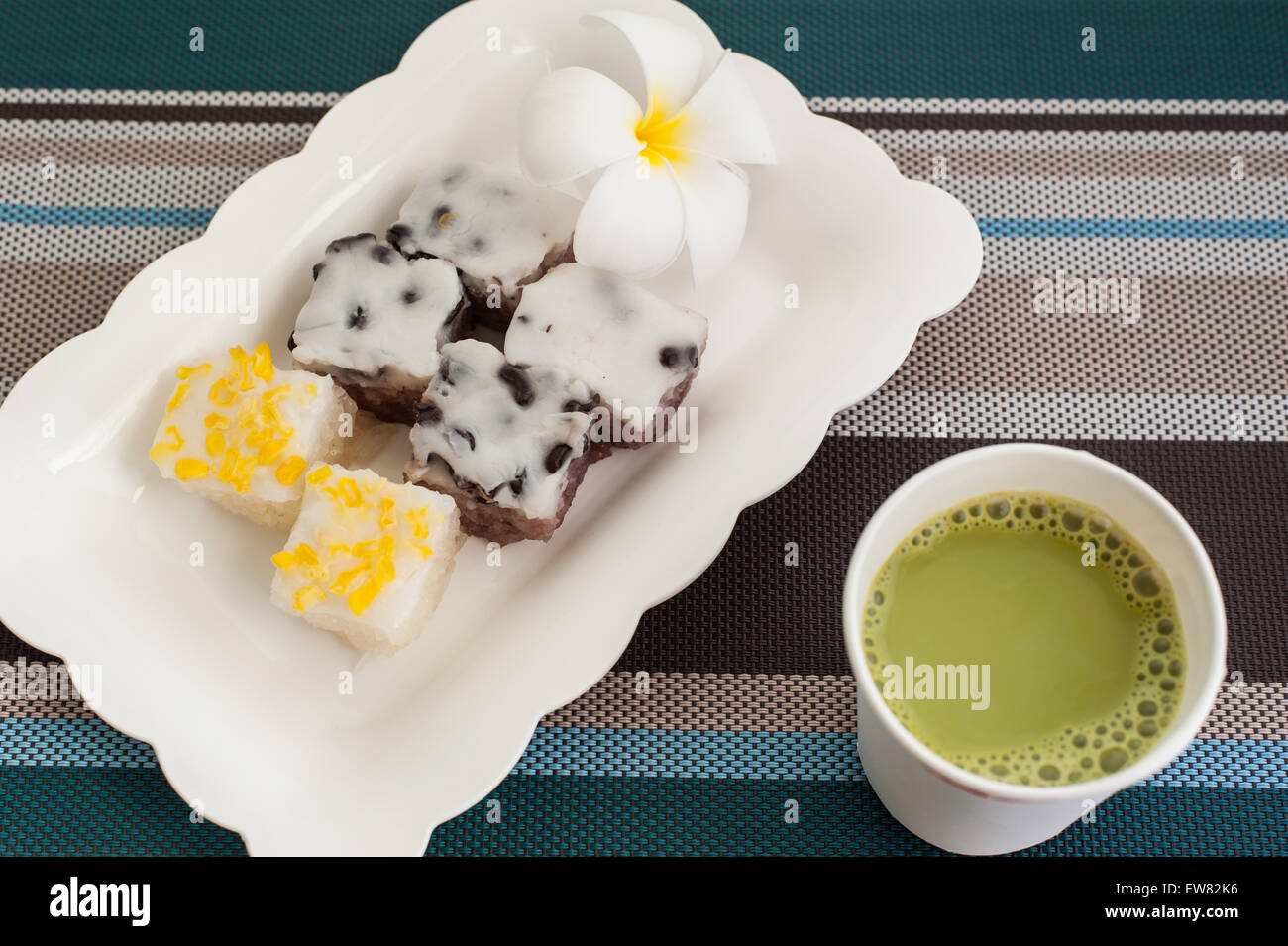 Traditionelle Thai Dessert mit heißer Milch Grüntee auf Platte Stockfoto