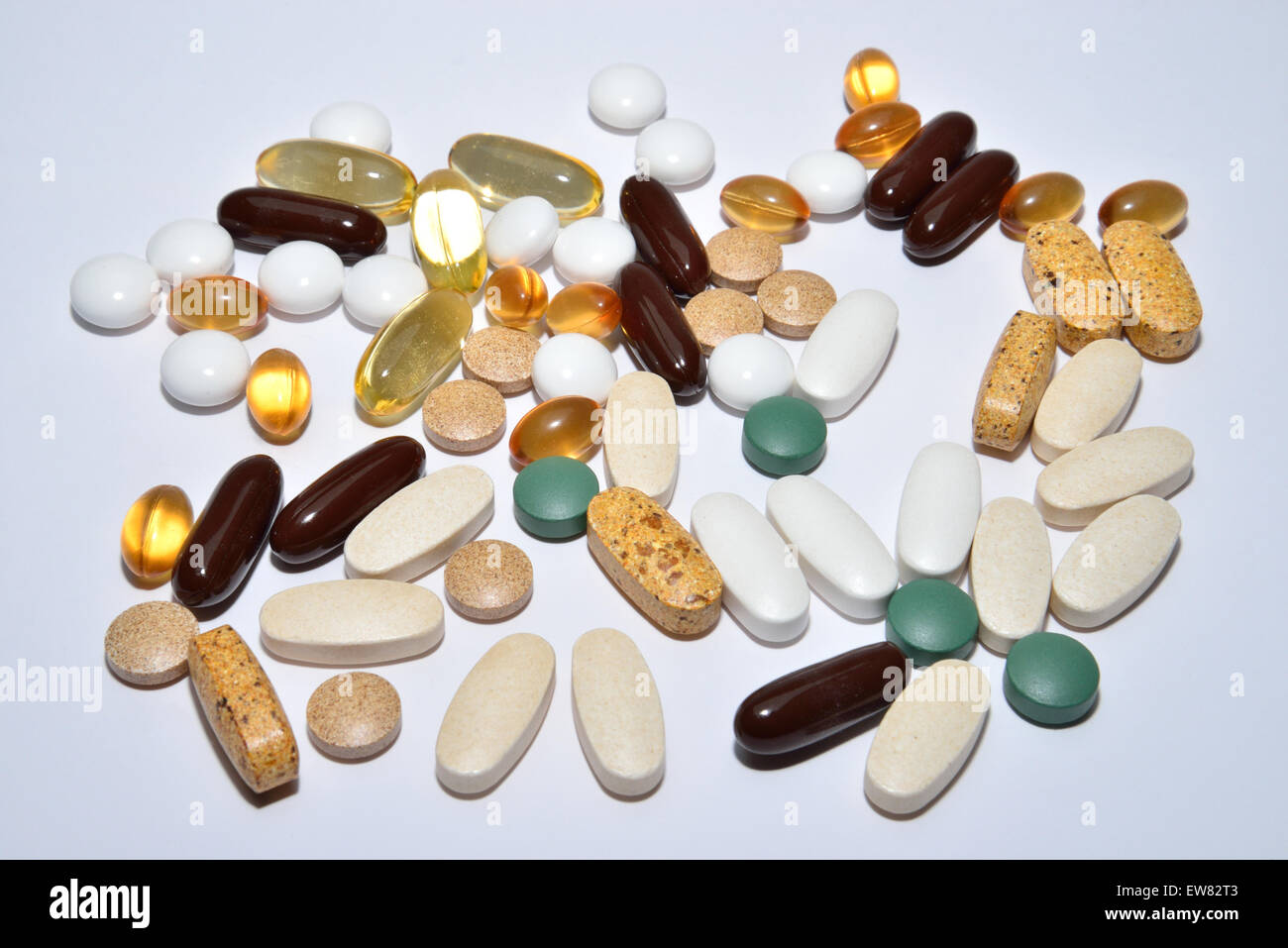 Vitamine und pflanzliche Tabletten und Kapseln auf weißem Hintergrund Stockfoto