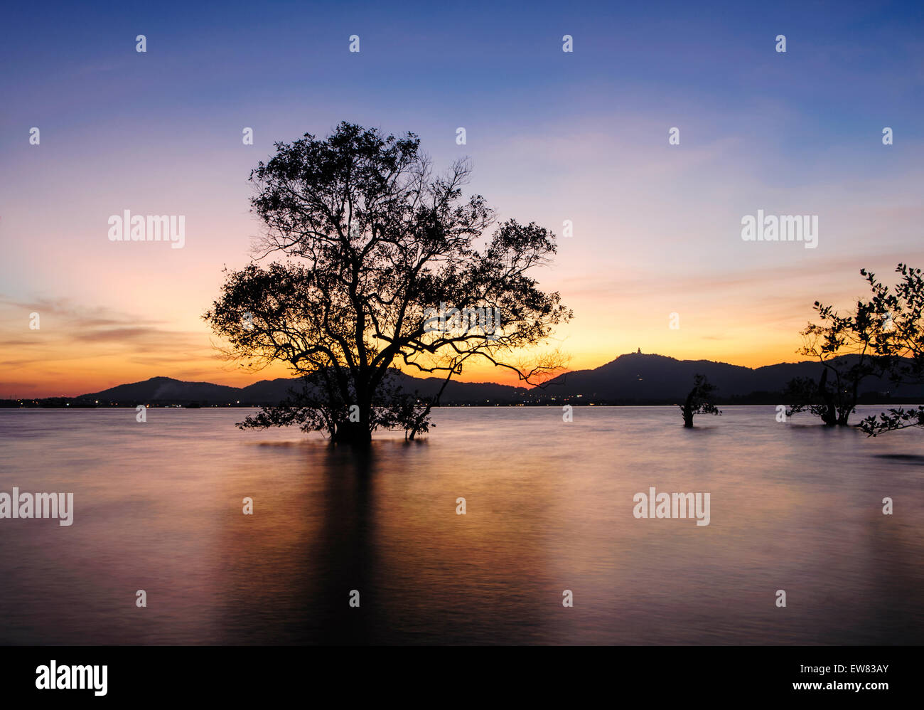 Seestück bei Sonnenuntergang, schöne natürliche Seascape, Klong Mudong Beach, Phuket Thailand Stockfoto