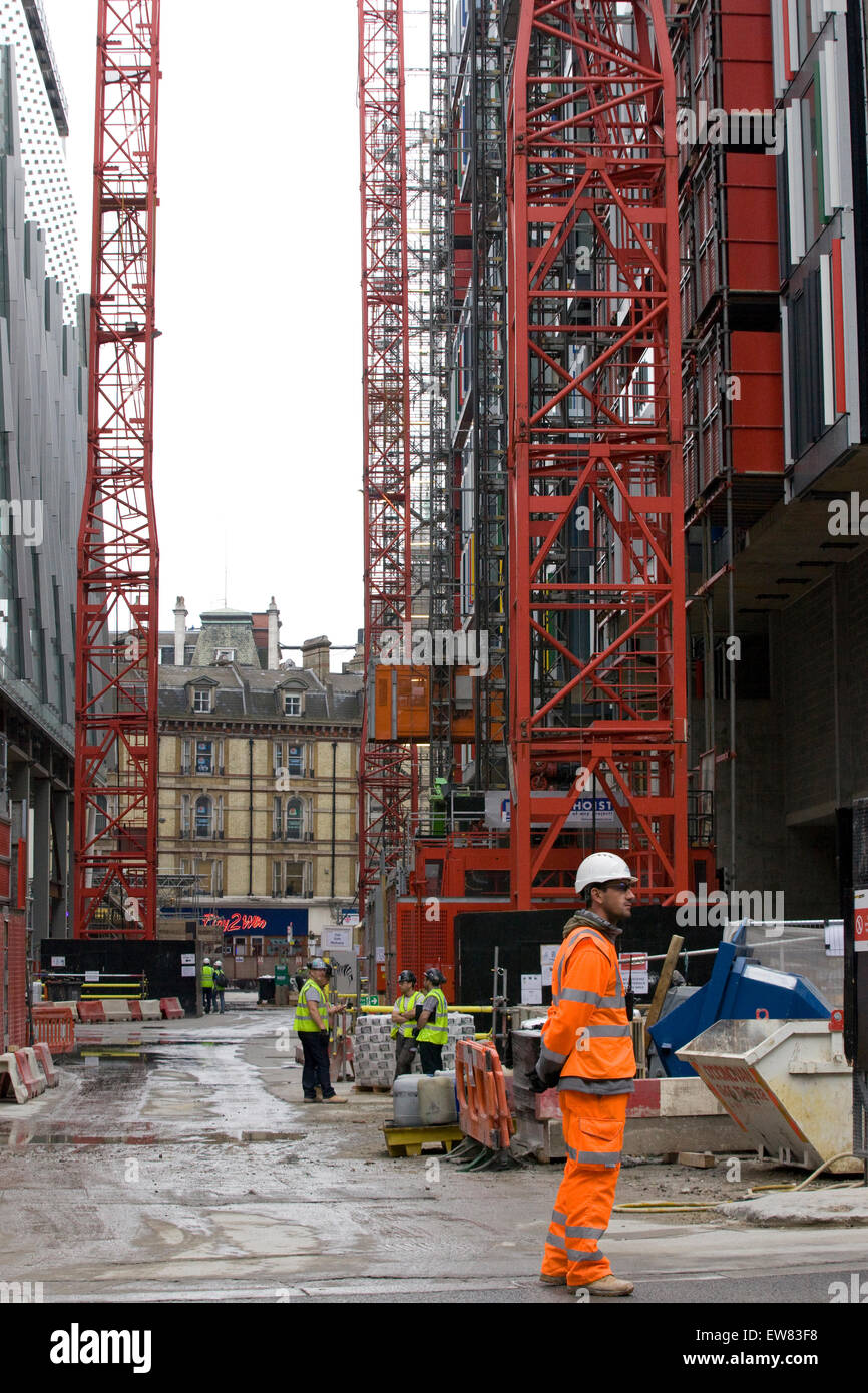 Bauarbeiter in fluoreszierenden Jacken und Helme auf einer Baustelle in London Stockfoto