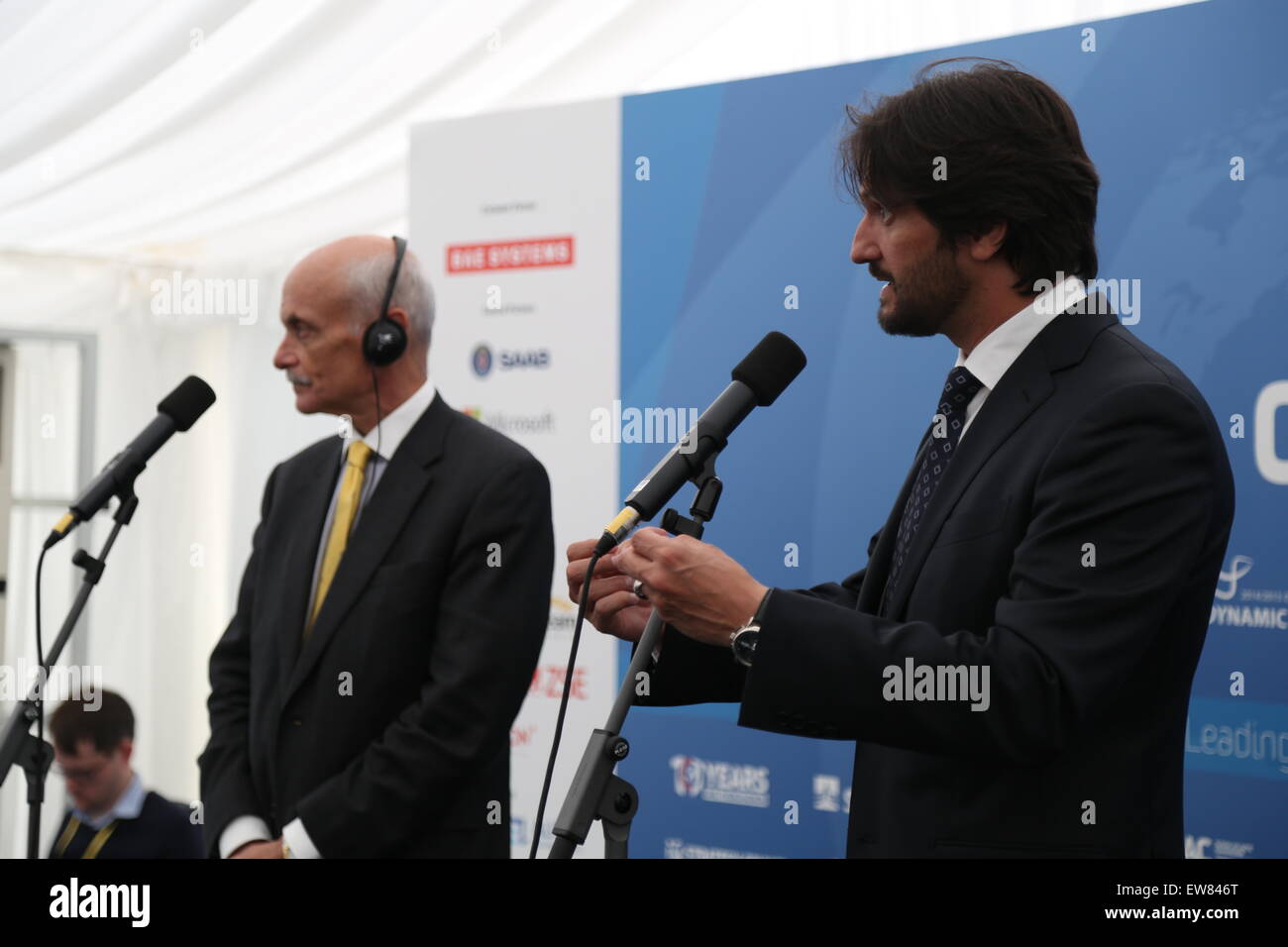 Bratislava, Slowakei. 19. Juni 2015. Slovak Interior Minister Robert Kalinak (R) spricht während einer Pressekonferenz mit ehemaliger United States Secretary of Homeland Security Michael Chertoff nach ihrem Treffen in Bratislava, Slowakei, 19. Juni 2015. Migrationshintergrund Quoten geben grünes Licht für Schlepper erhalten Geld zu bringen, wie viele Migranten in die EU wie sie können, Slowakische Innenminister Robert Kalinak am Freitag sagte. © Erik Adamson/Xinhua/Alamy Live-Nachrichten Stockfoto