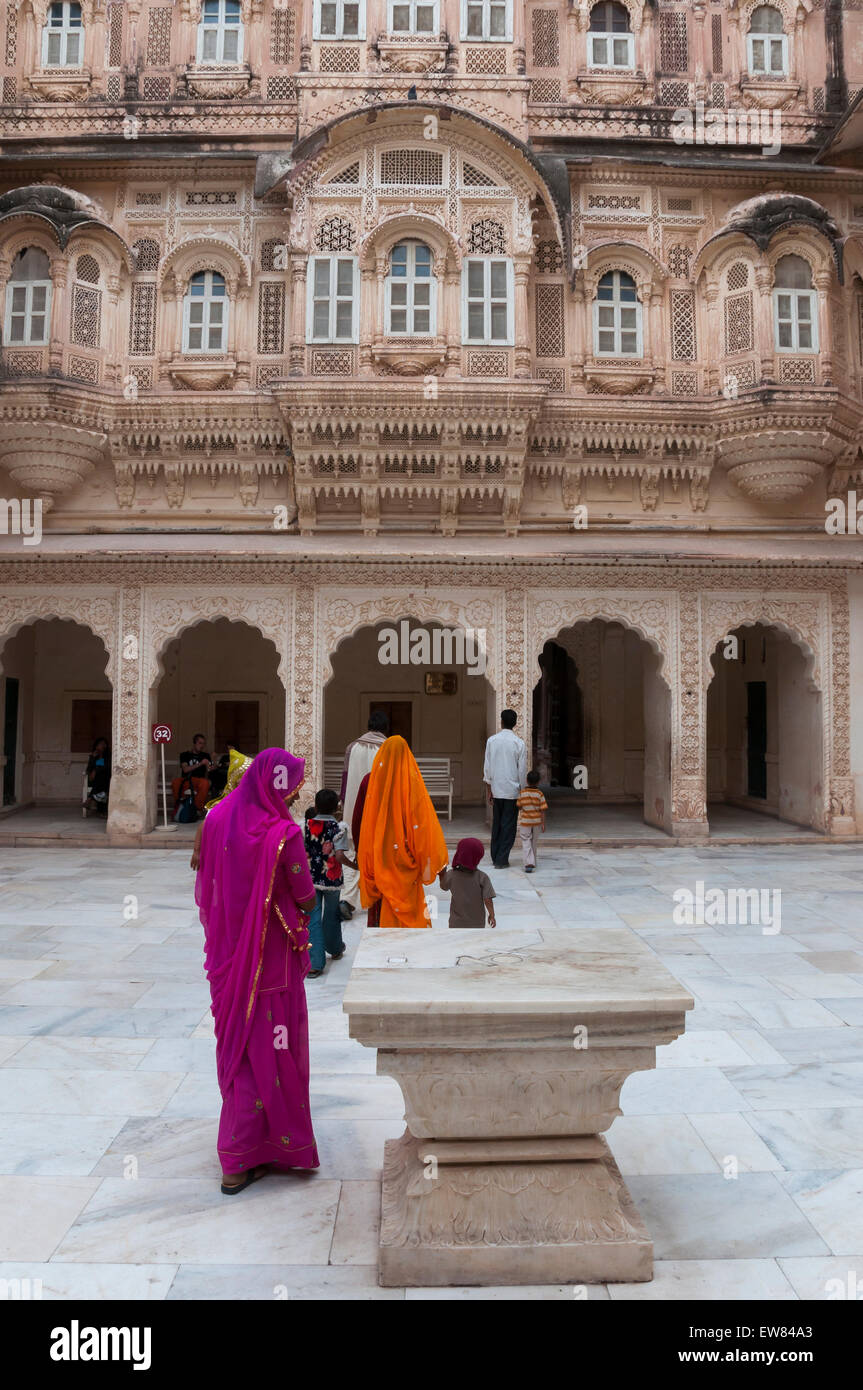 Hof am Mehrangarh Fort in Jodhpur, Rajasthan, Indien. Stockfoto