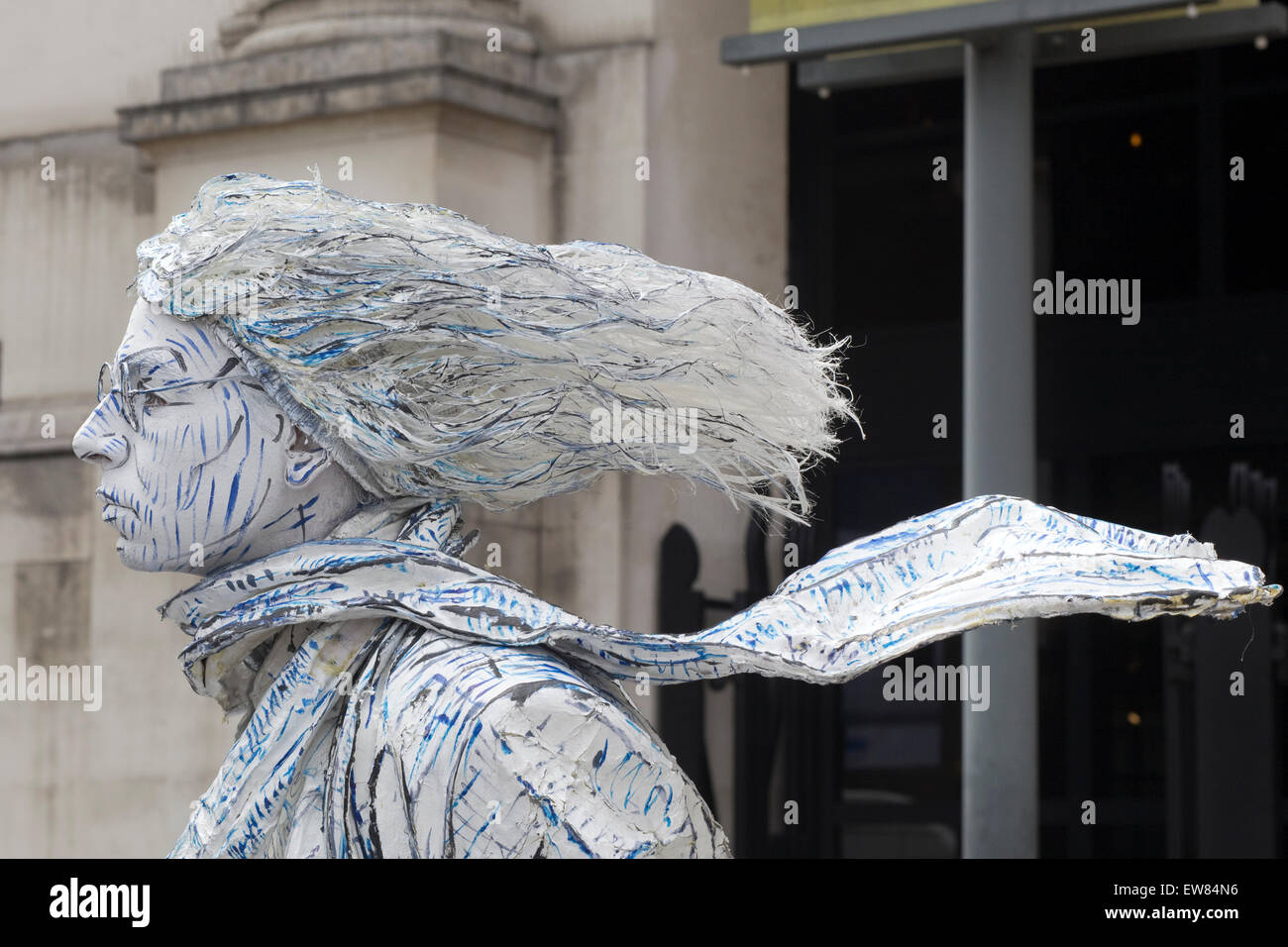 Live-Statue als Straßenmusikant in London Stockfoto