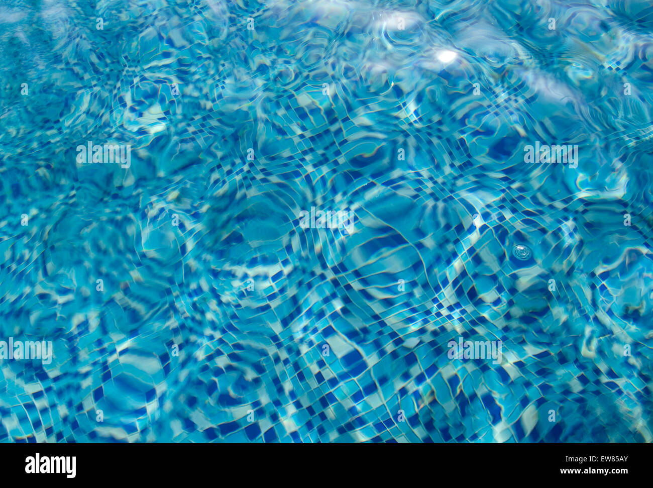 zerrissene Blauwasser im Schwimmbad Boden Stockfoto