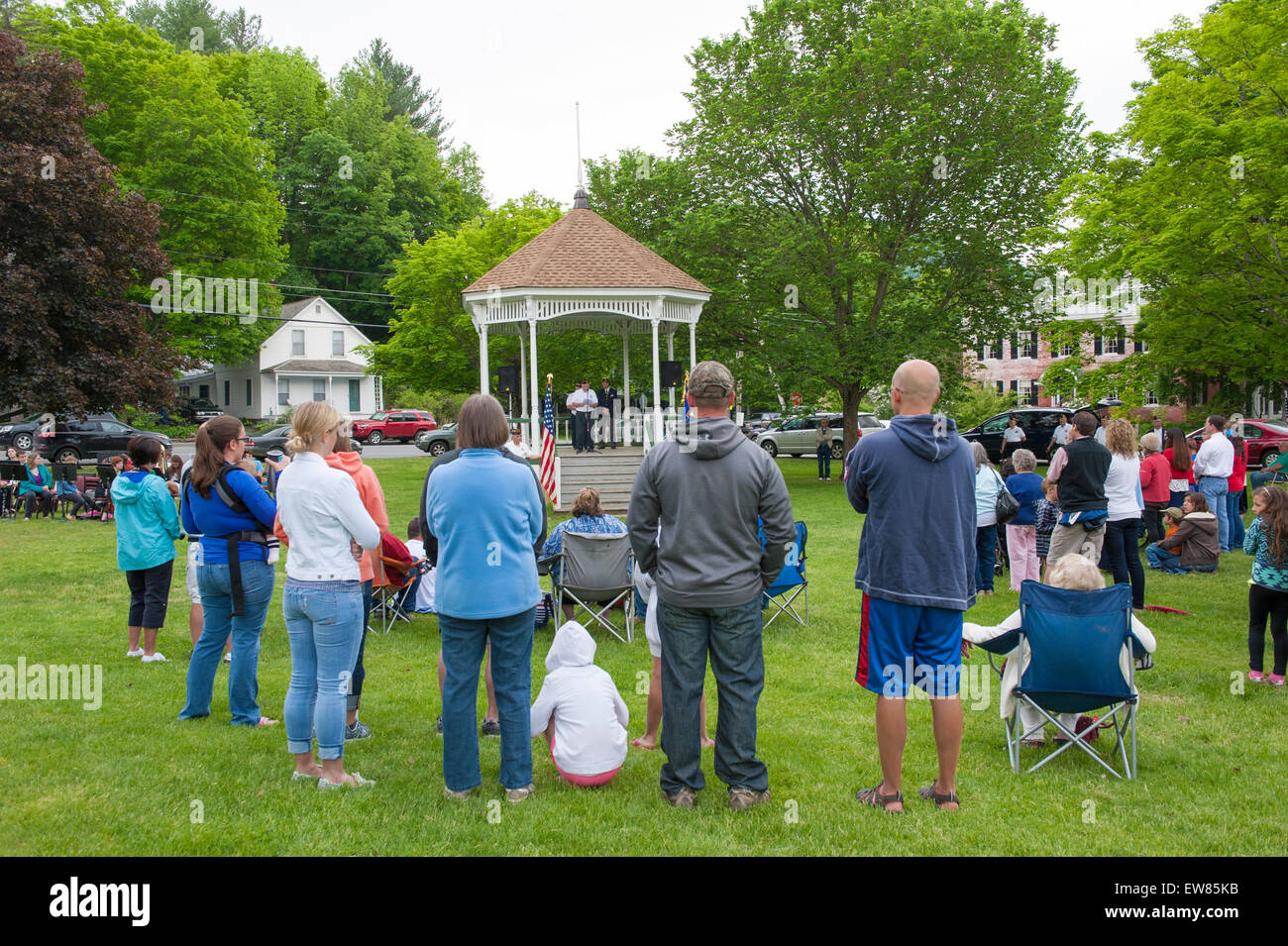 Veteranen und Dorfbewohner beobachten Memorial Day Zeremonie in Townshend Vermont Stockfoto