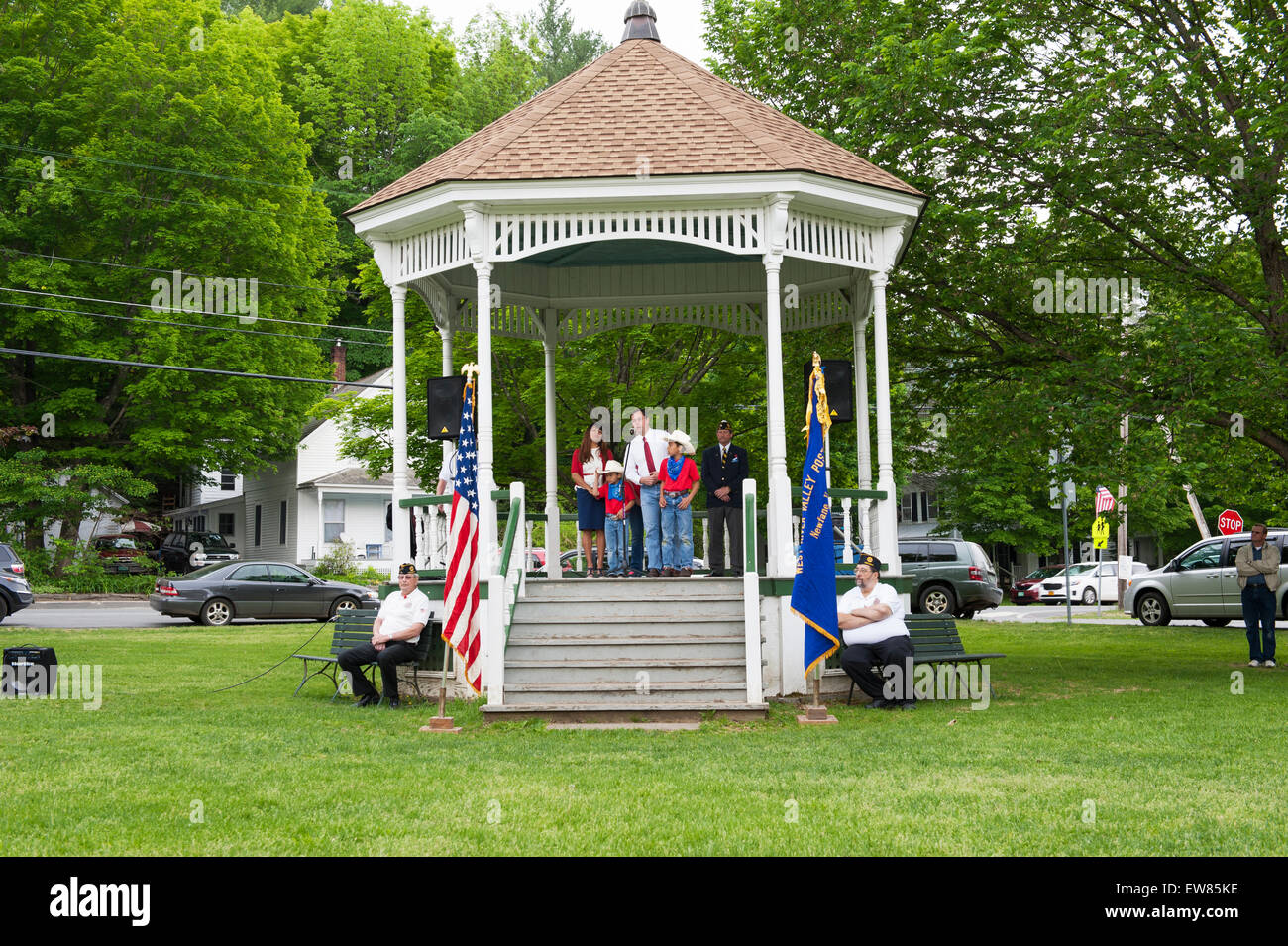 Veteranen und Dorfbewohner beobachten Memorial Day Zeremonie in Townshend Vermont Stockfoto
