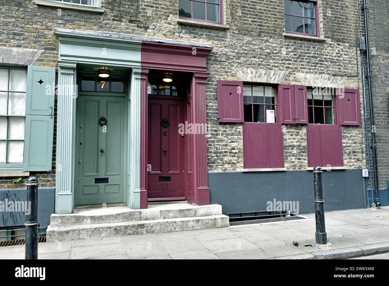 Zwei georgische Türen Türen mit Fensterläden, Spitalfields, London Borough of Tower Hamlets England Großbritannien UK Stockfoto