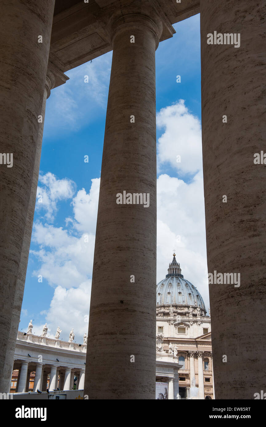St Peter quadratische Berninis Kolonnade mit Dom St. Peter hinter Säulen im Hintergrund Stockfoto