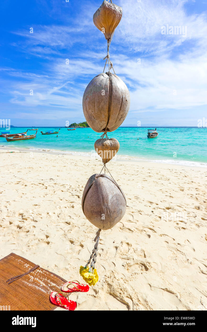 Kokos-Dekoration an einem tropischen Strand, Sommer Hintergrund. Stockfoto