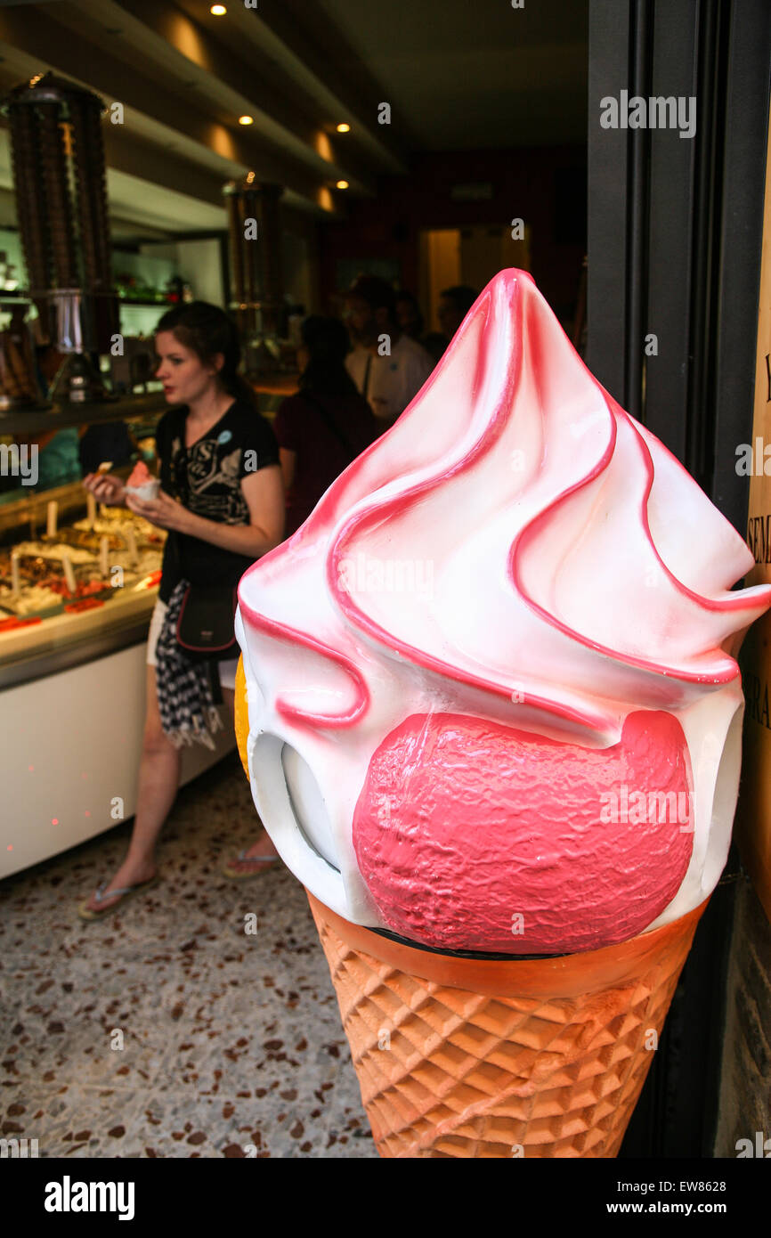 Großes Eis Werbung Symbol vor beliebten Eisdiele, italienisches Eis / Eis wird weltberühmt, im Zentrum Stockfoto