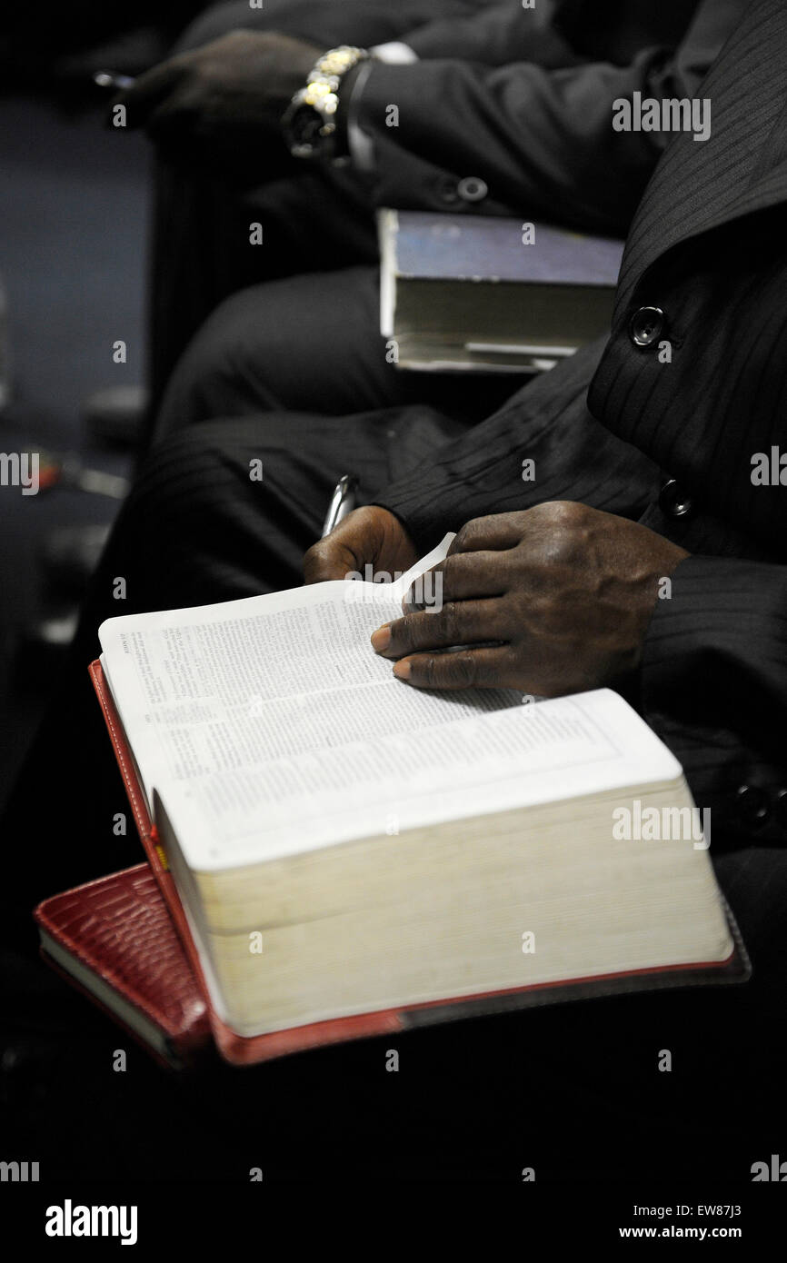 Afrikanische amerikanische Mann, hält aufgeschlagene Bibel Stockfoto