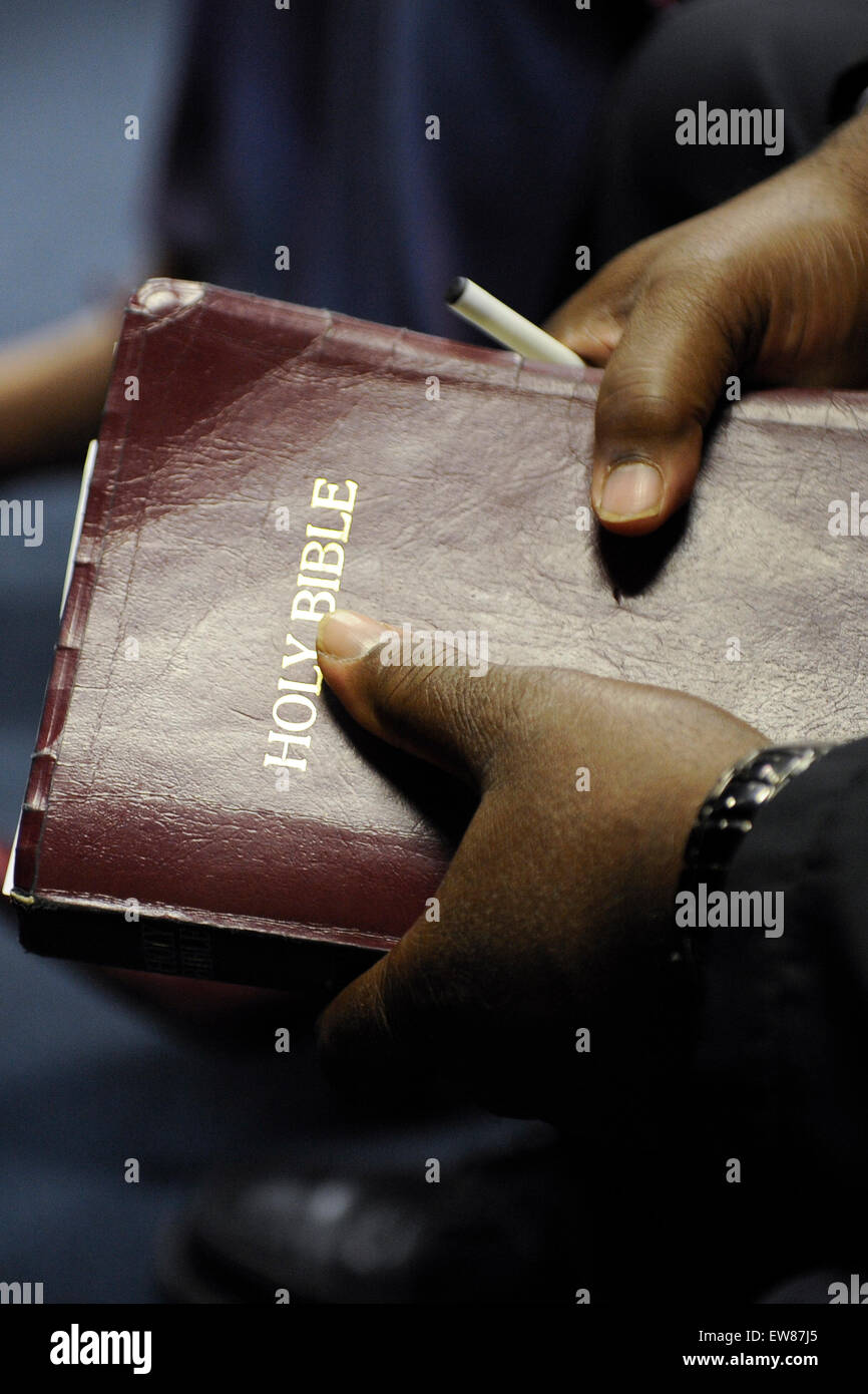 Afrikanische amerikanische Mann, hält eine abgenutzte heilige Bibel Stockfoto