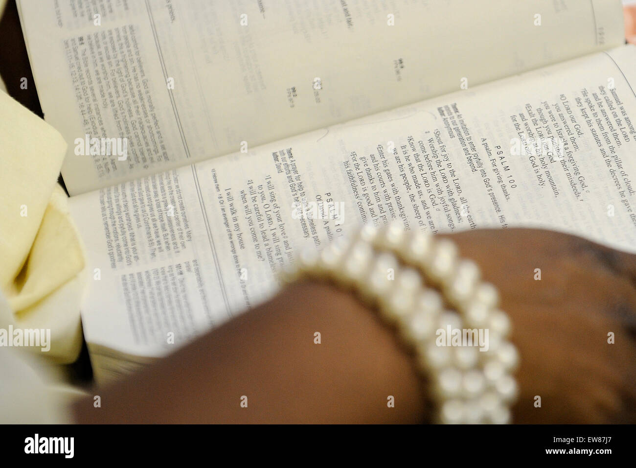 Afroamerikanische Frau hält aufgeschlagene Bibel Stockfoto