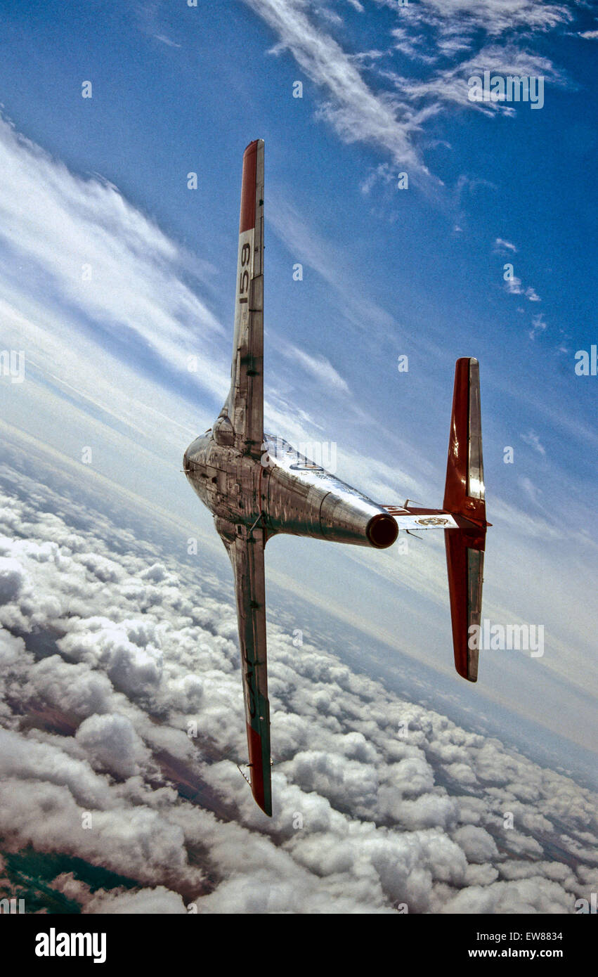 30. September 2013 - muss Canadair CL-41 Tutor.Sometimes ein Flugzeug Unternehmen ein Risiko eingehen. Dies ist der Fall mit dem Canadair CL-41-Betreuer. Trotz anfänglichen Desinteresse der Regierung Canadair entwarf und baute zwei Prototypen dieser grundlegenden Jet-Trainer. Angetrieben durch ein Turbojet Pratt und Whitney JT12A, flog dieser zweisitzige Trainer zum ersten Mal im Januar 1960. Erkennen eine gute Sache, bestellt die Royal Canadian Air Force (RCAF) 190 Flugzeuge, zwischen 1963 und 1966 ausgeliefert. Features enthalten Side-by-Side-Sitze, eine Haube nach oben öffnen, seitliche Druckluftbremsen, ein T-Leitwerk und steuerbaren Bugrad. Der Motor Stockfoto