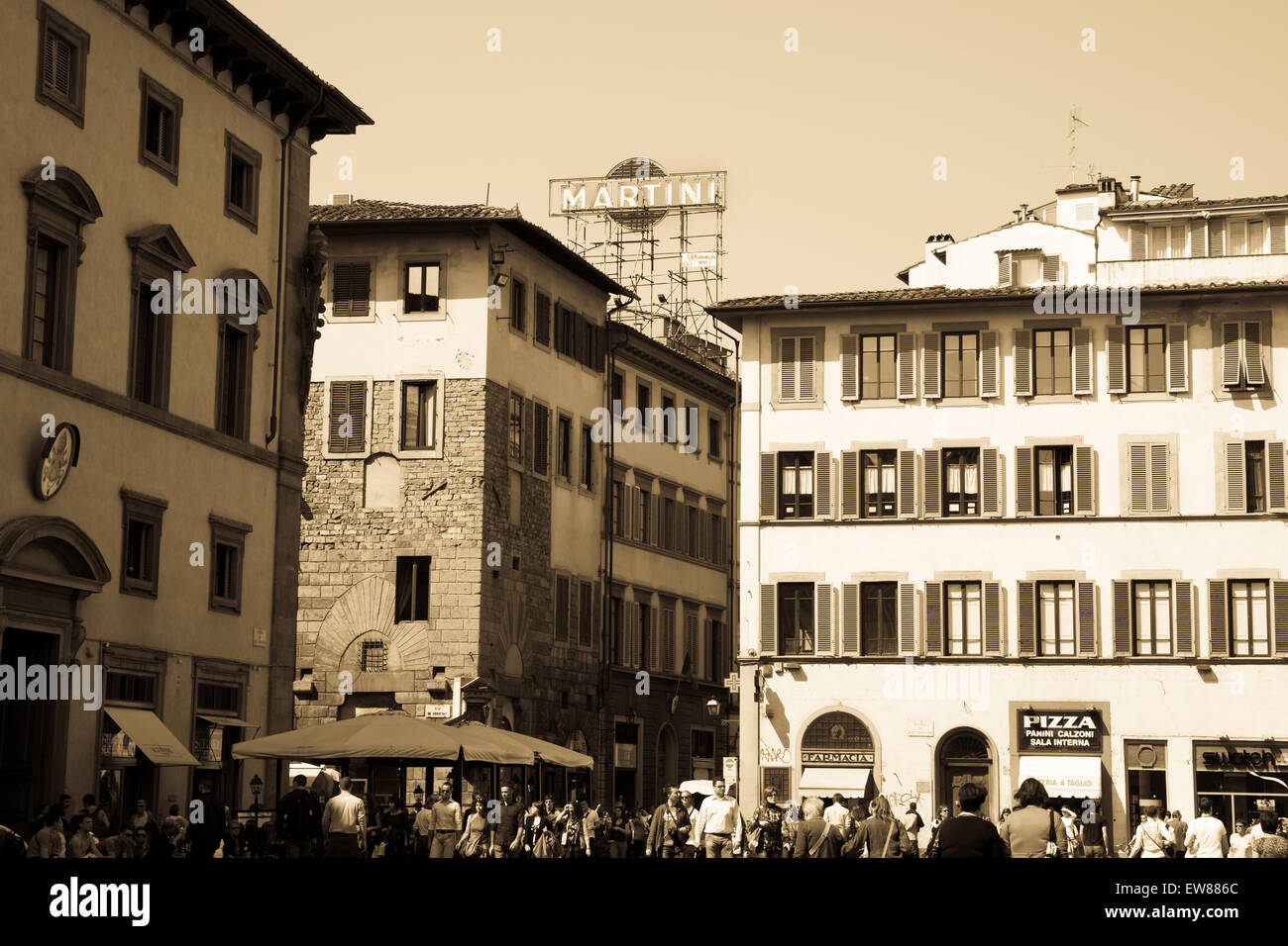 Florenz, Italien wie es gewesen wäre, Menschen drängen sich die Straße, während typisch italienische Stadtarchitektur und ikonische Zeichen Stockfoto