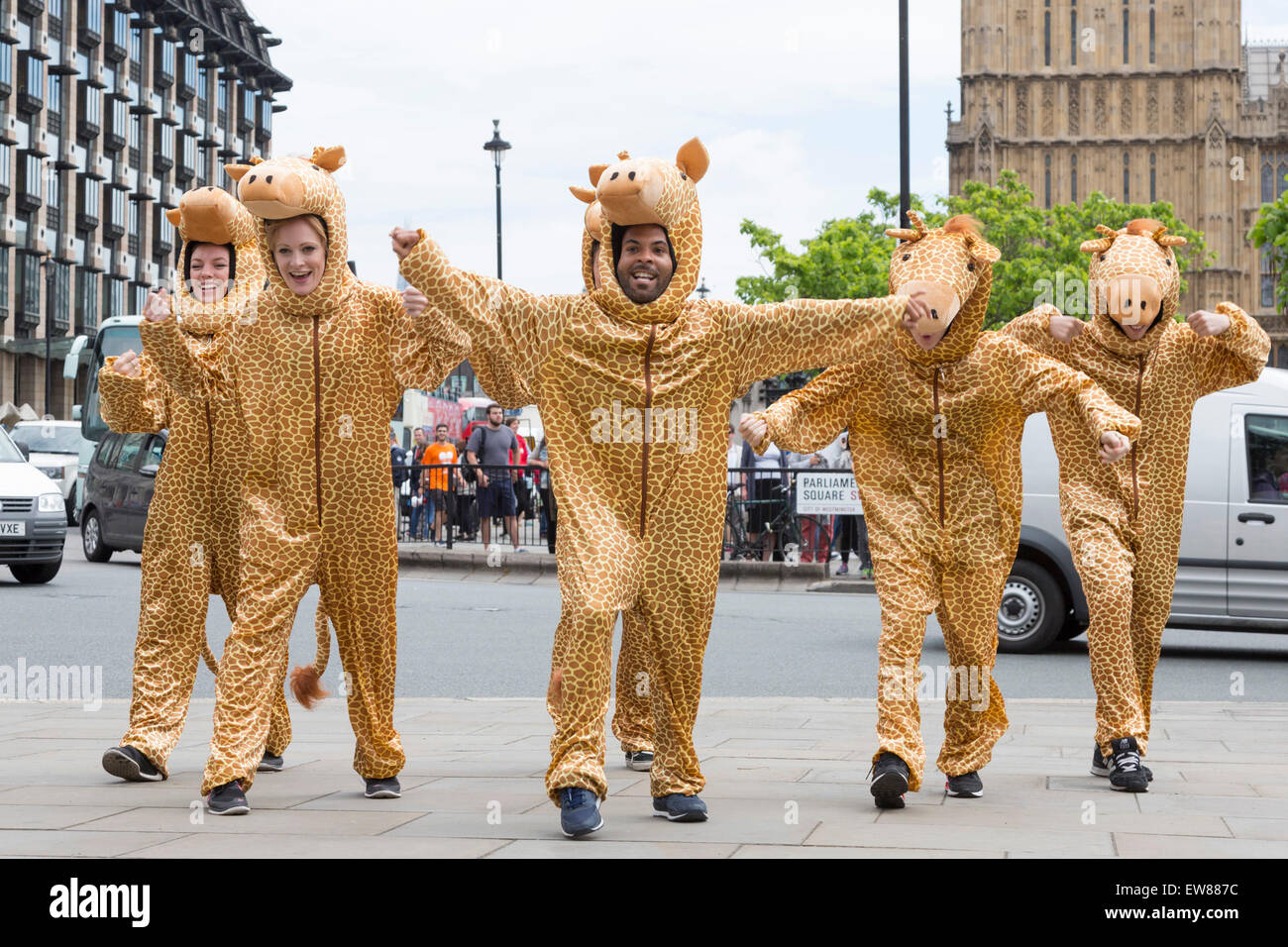 Klima-Wandel-Aktivisten in Tierkostümen tanzte in Parliament Square vor eine große Lobby Veranstaltung mit m/s über den Klimawandel in den Houses of Parliament. Stockfoto