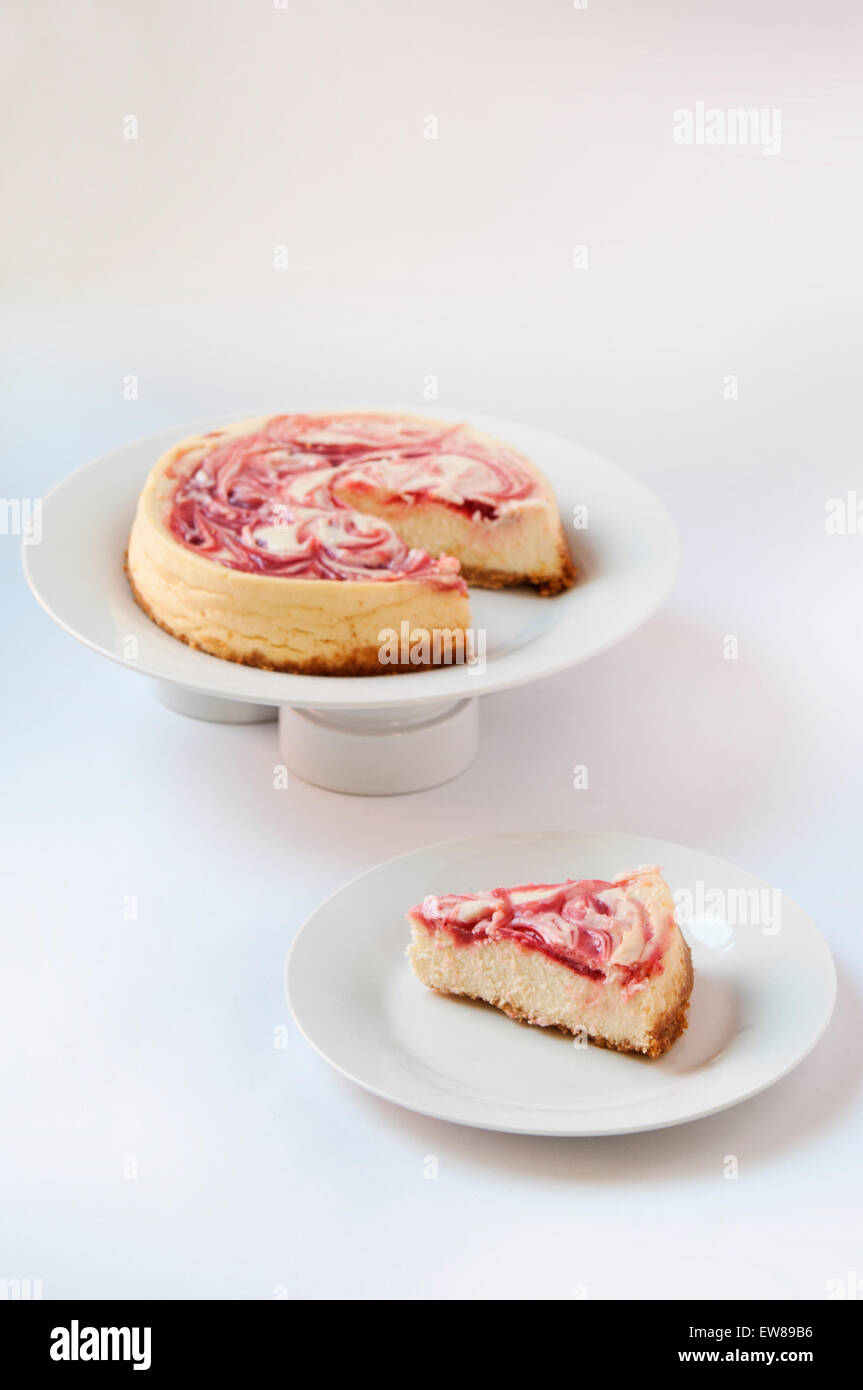 Beeren-Käsekuchen-Scheibe Stockfoto