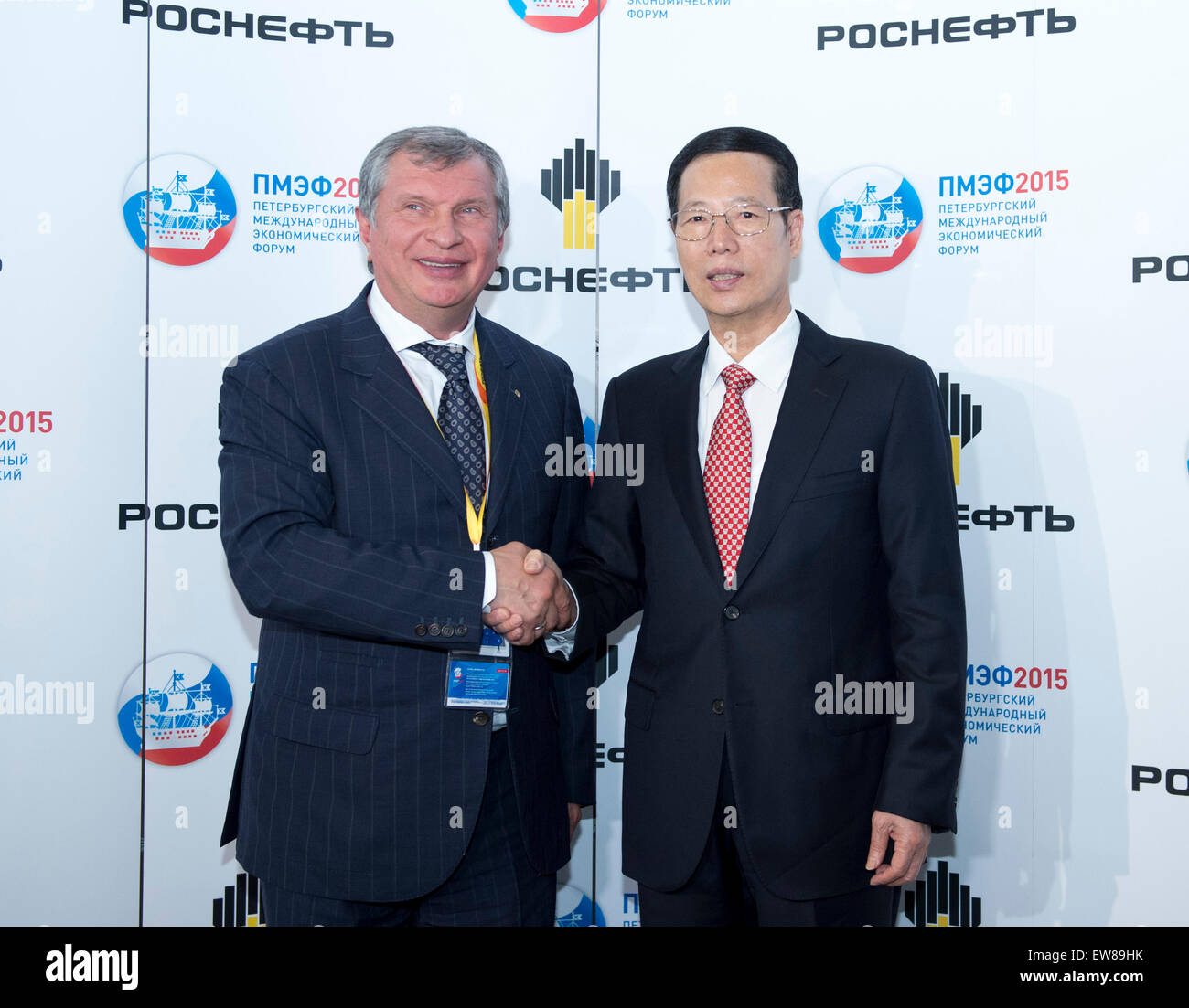 St. Petersburg, Russland. 19. Juni 2015. Chinese Vice Premier Zhang Gaoli (R) trifft sich mit russischen Ölkonzern Rosneft Chef Igor Sechin in St. Petersburg, Russland. Bildnachweis: Wang Ye/Xinhua/Alamy Live-Nachrichten Stockfoto