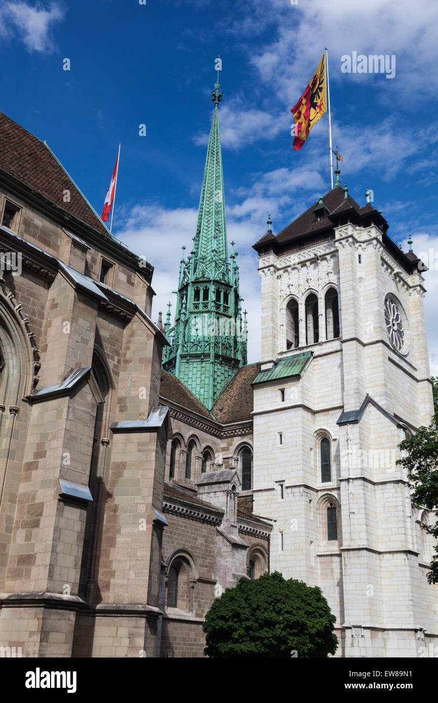 Kontrastierende Türme der Kathedrale Saint-Pierre in der alten Stadt Genf, Schweiz Stockfoto