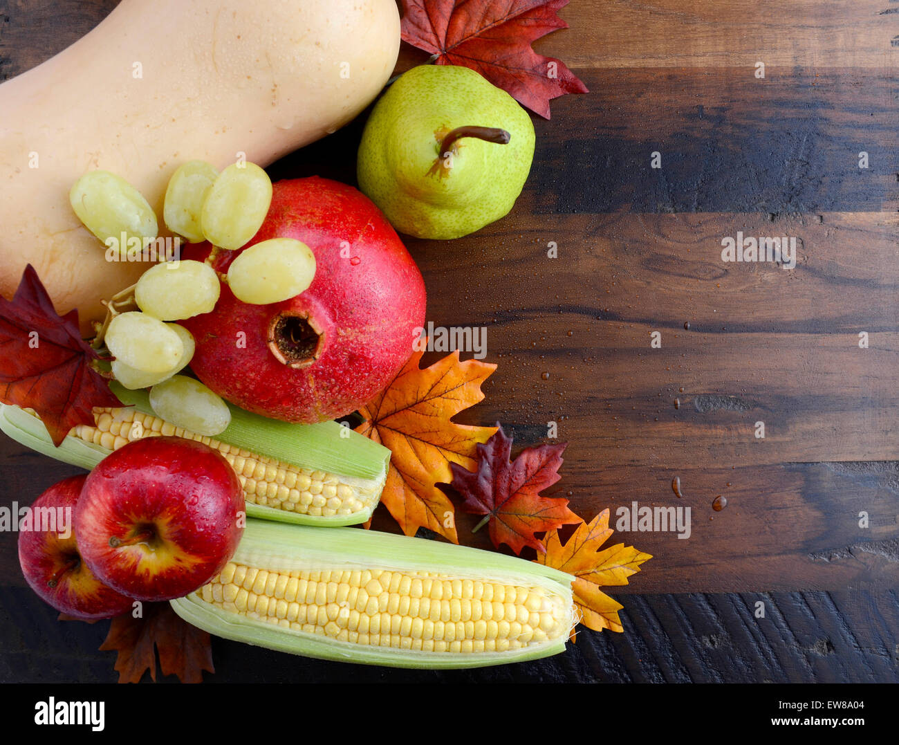 Herbst-Herbst Ernte Obst und Gemüse auf dunkle Vintage zurückgefordert Holz für Thanksgiving, Halloween und Herbst Hintergrund mit cop Stockfoto