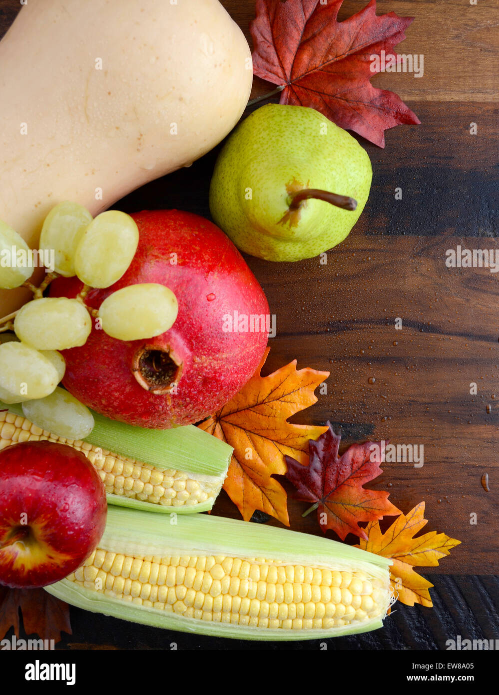 Herbst-Herbst Ernte Obst und Gemüse auf dunkle Vintage zurückgefordert Holz für Thanksgiving, Halloween und Herbst Hintergrund mit cop Stockfoto